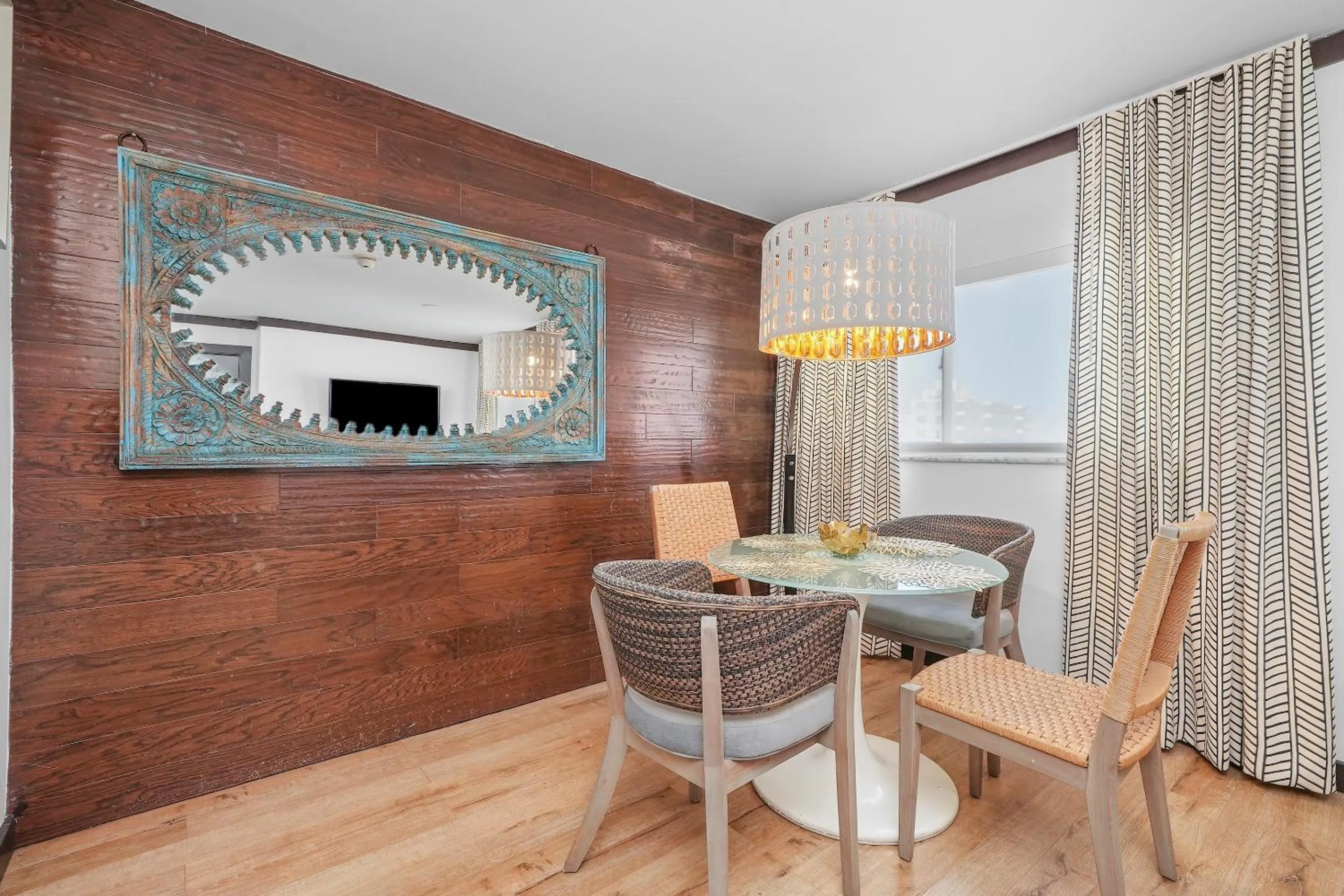 Dining area in Metropole Suites South Beach