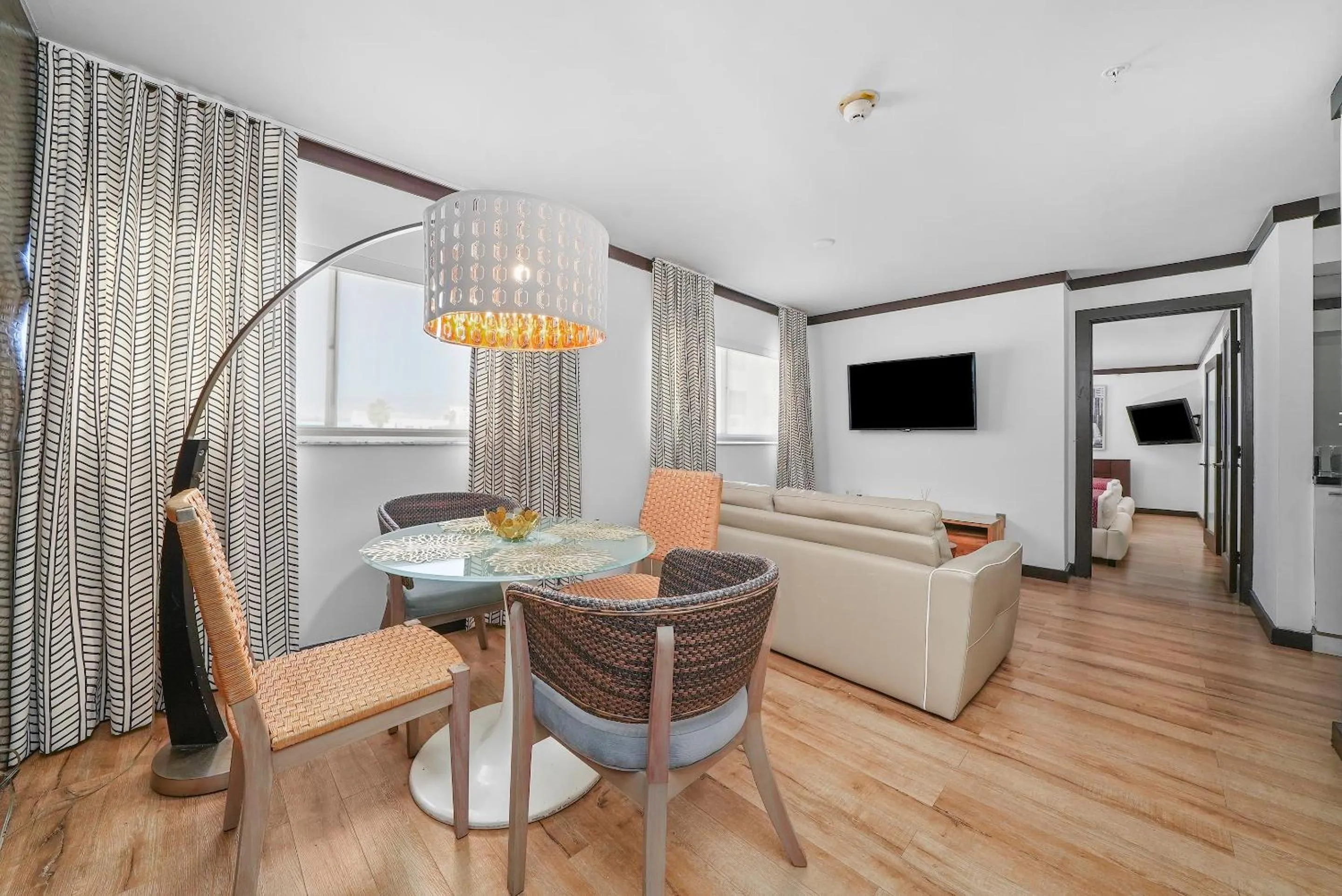 TV and multimedia in Metropole Suites South Beach