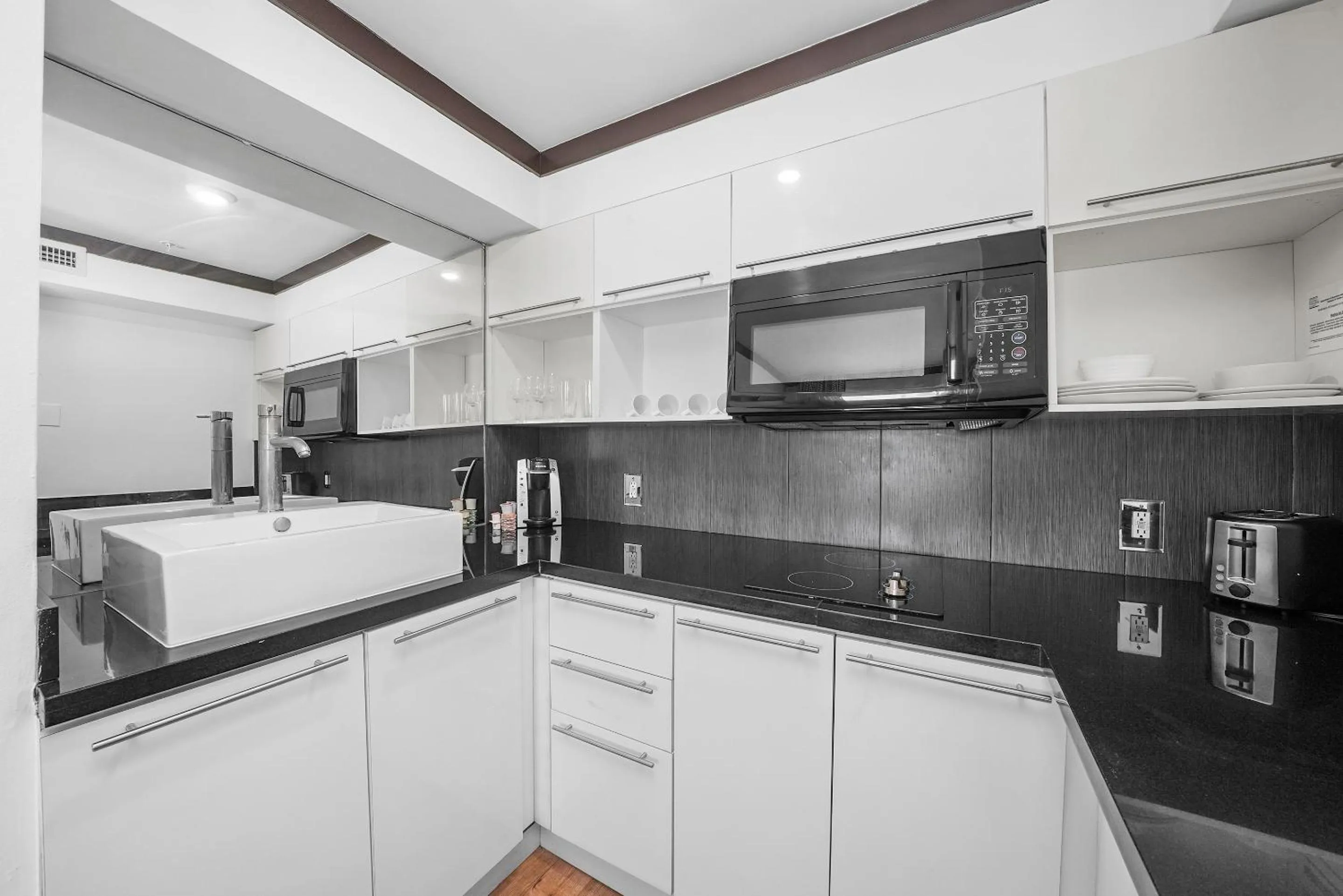 Coffee/tea facilities in Metropole Suites South Beach