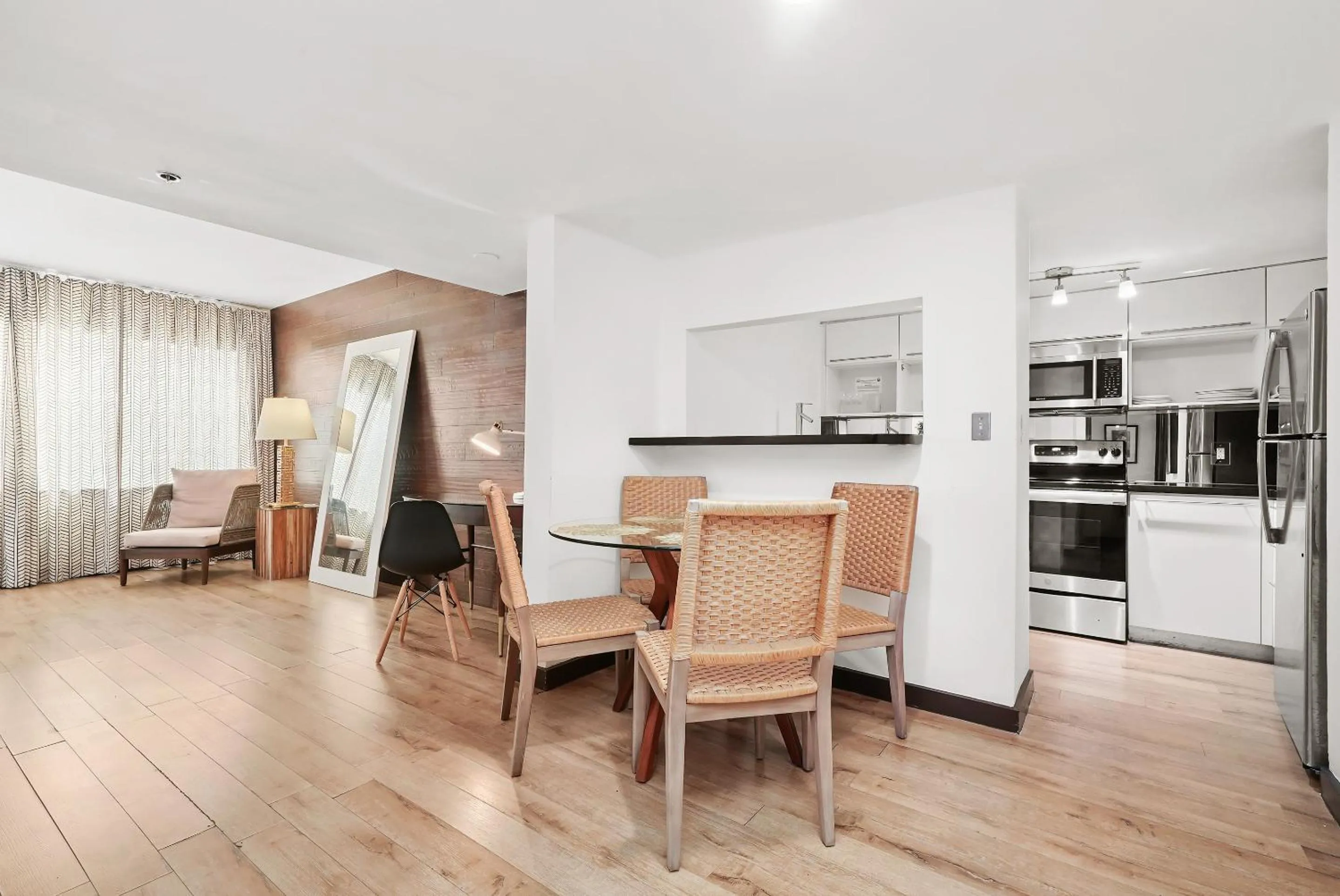 Dining area in Metropole Suites South Beach