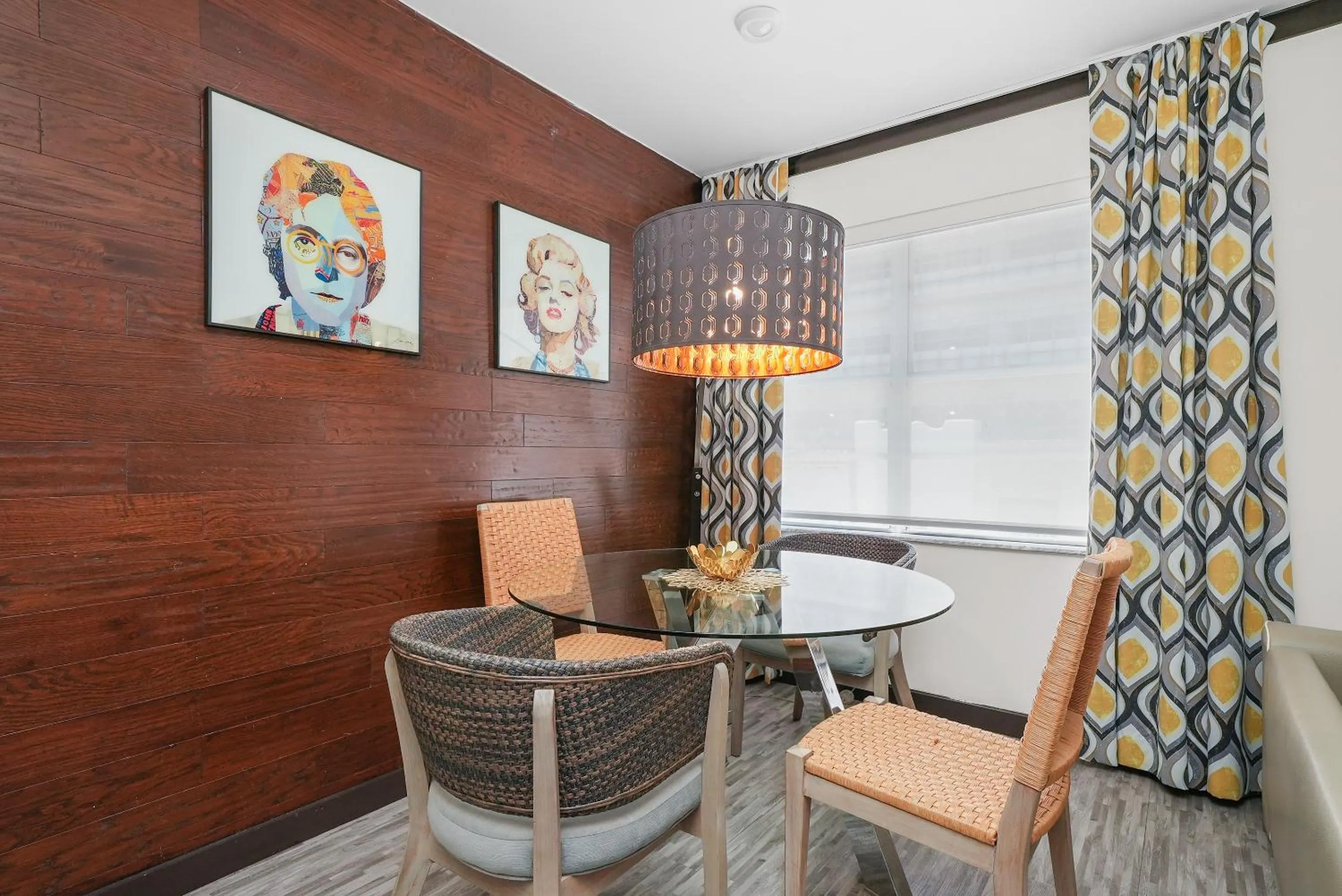 Dining area in Metropole Suites South Beach