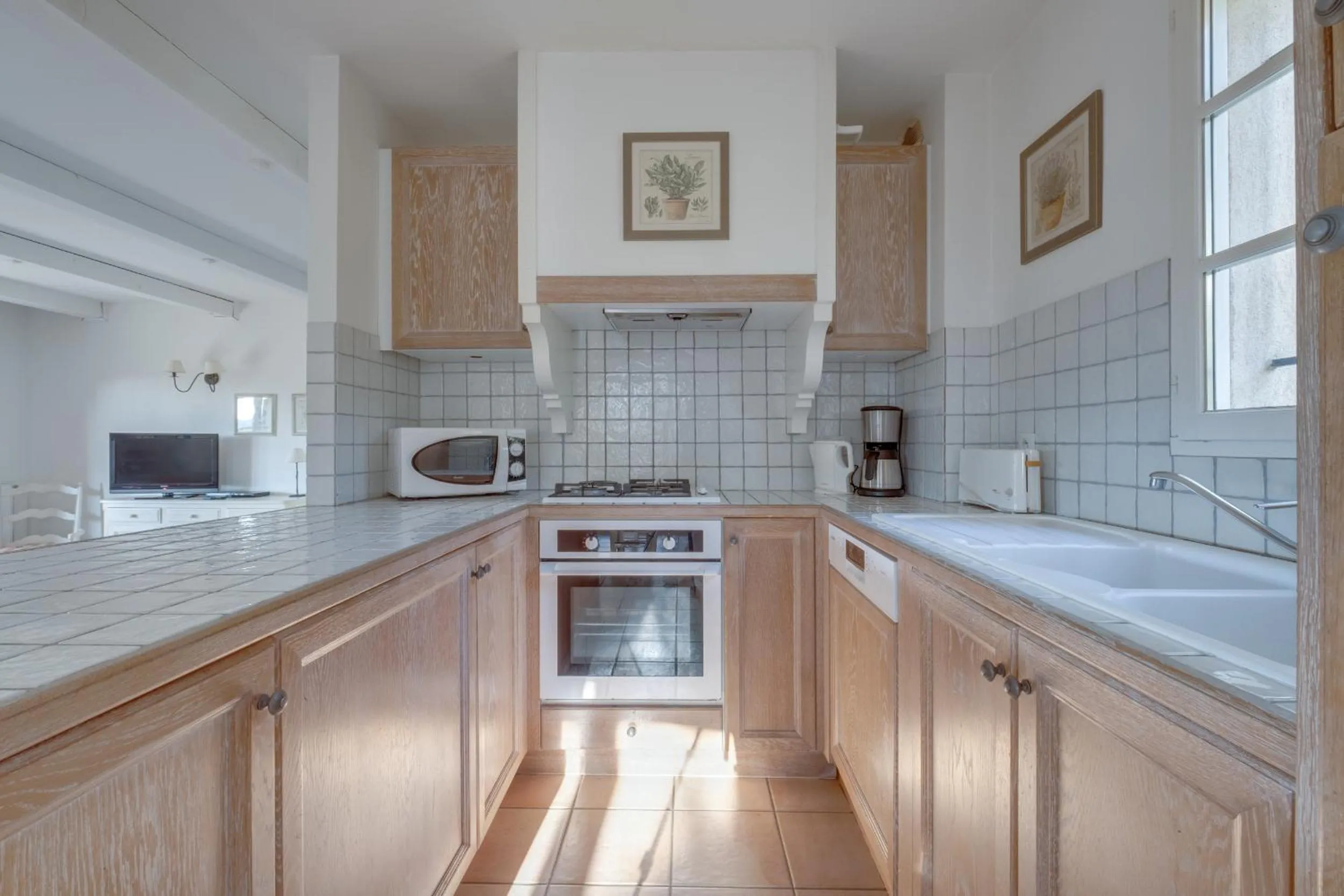 Kitchen or kitchenette in Les Appartements et Maisons du Domaine de Saint Endréol Golf & Spa Resort