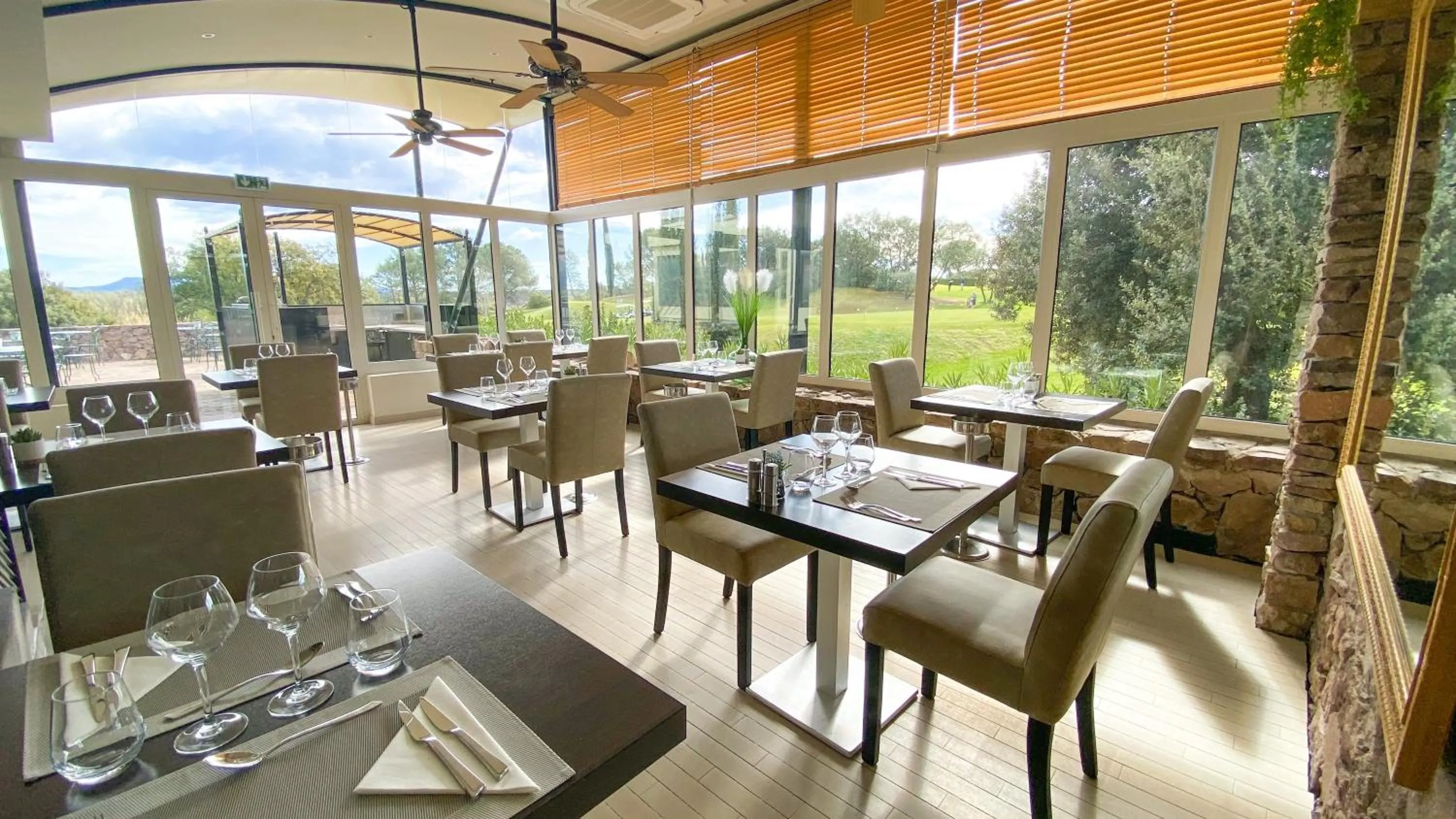 Restaurant/places to eat in Les Appartements et Maisons du Domaine de Saint Endréol Golf & Spa Resort