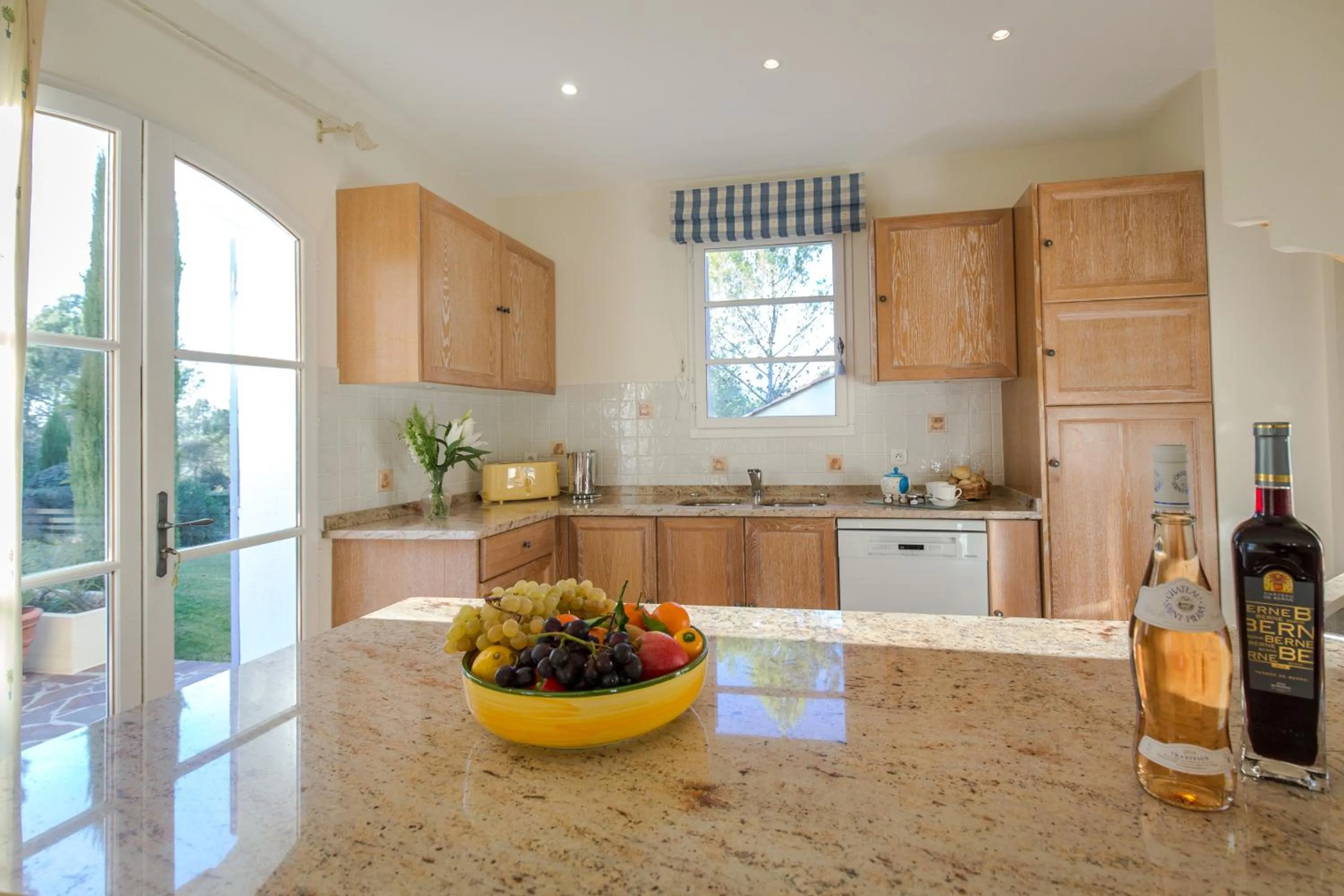 Kitchen or kitchenette in Les Appartements et Maisons du Domaine de Saint Endréol Golf & Spa Resort