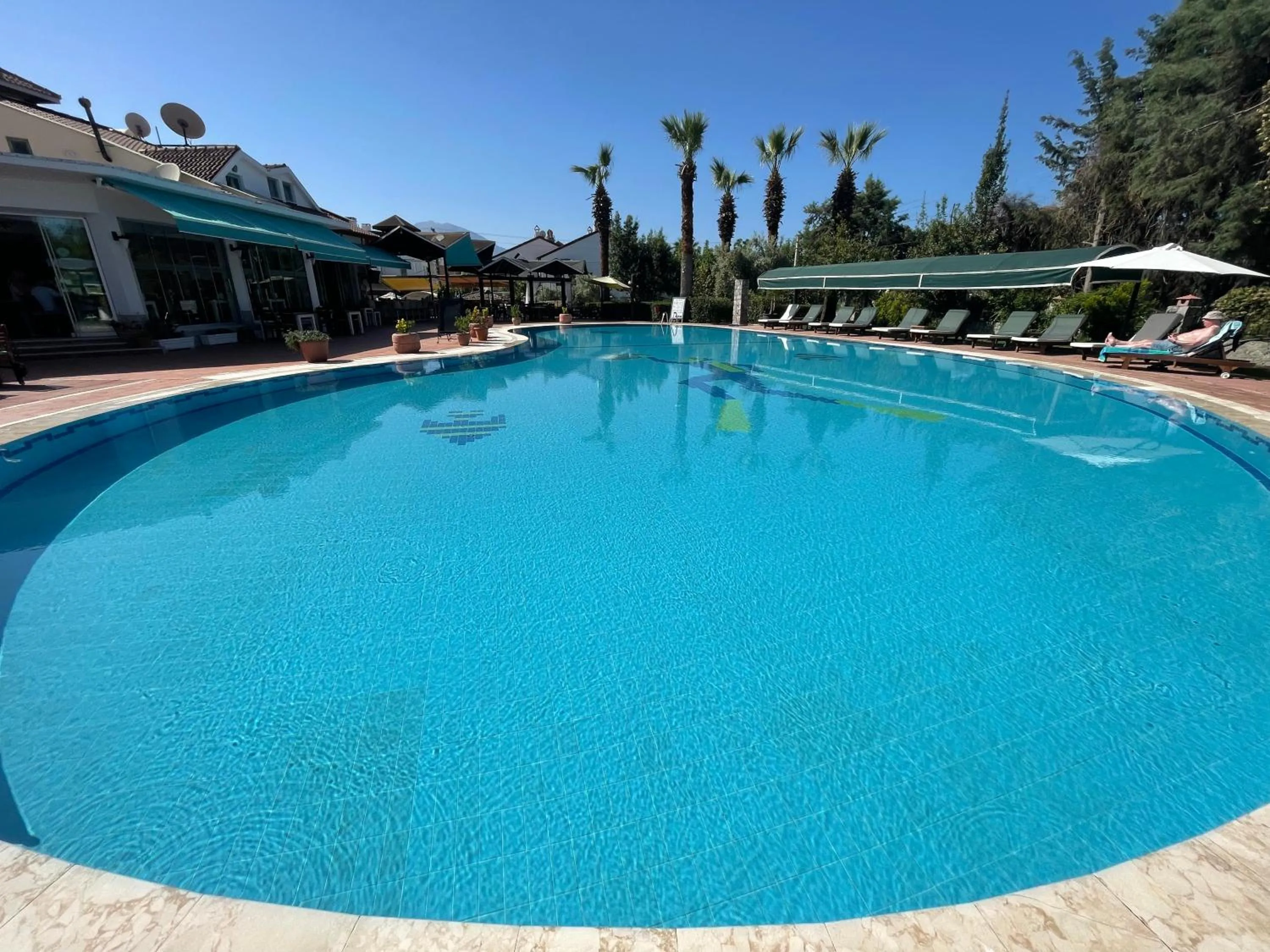Swimming pool in Rebin Beach Hotel