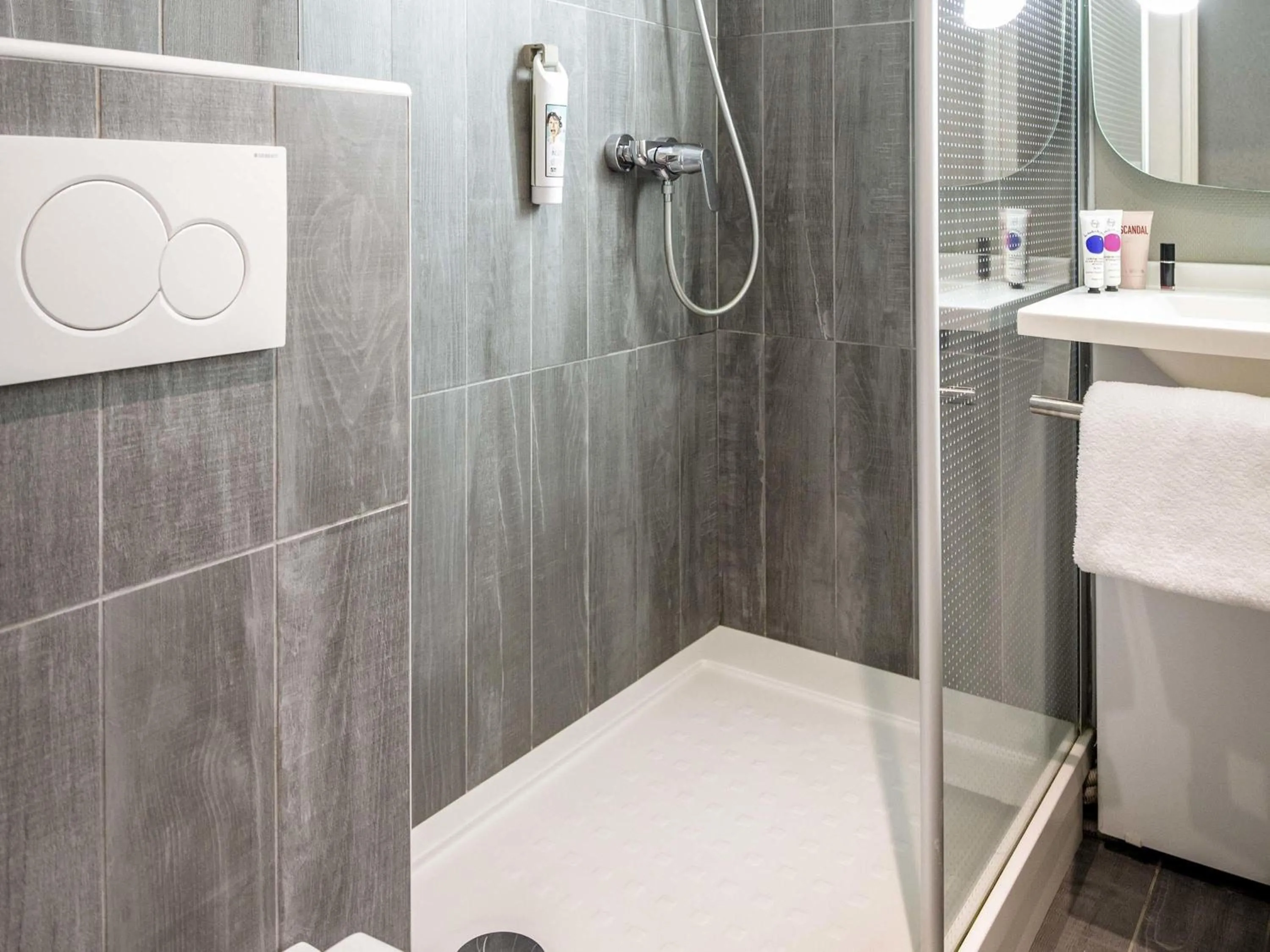 Bedroom in ibis Brignoles Provence Verte