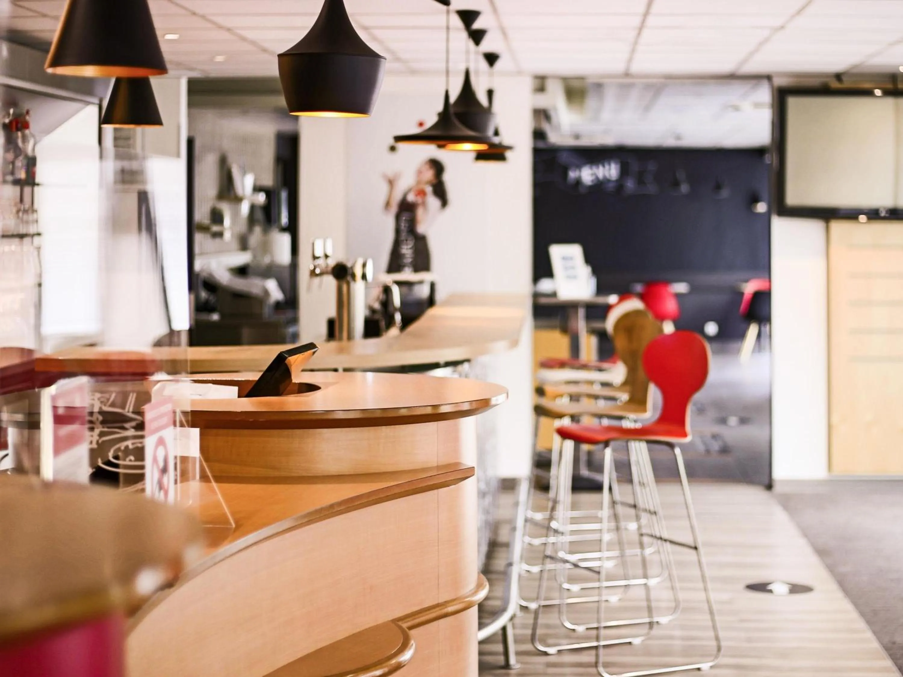 Lounge or bar in ibis Paris Marne la Vallee Emerainville