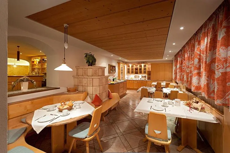 Restaurant/places to eat in Garni Residence Soraiser