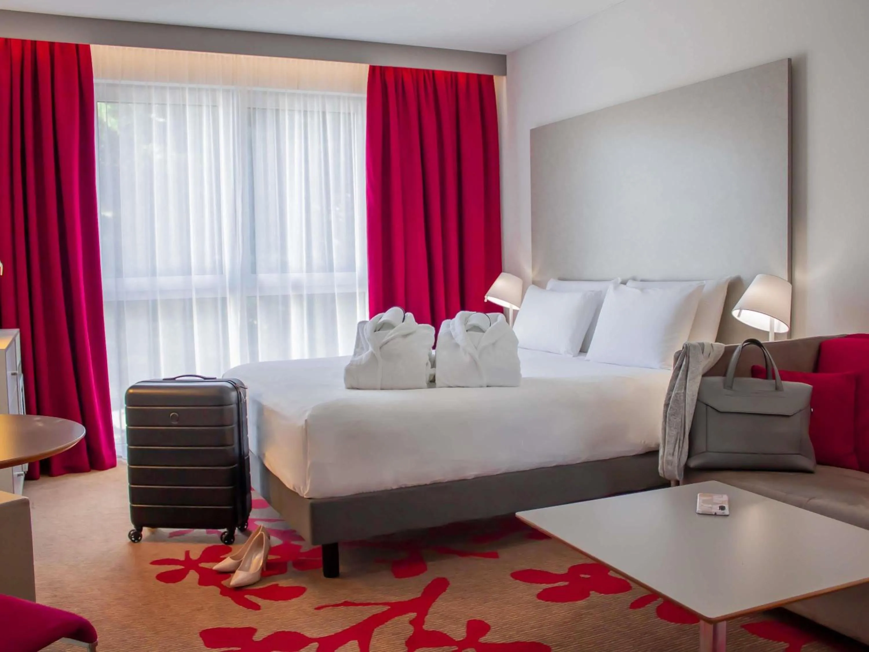 Property building, Bed in Mercure Tours Nord