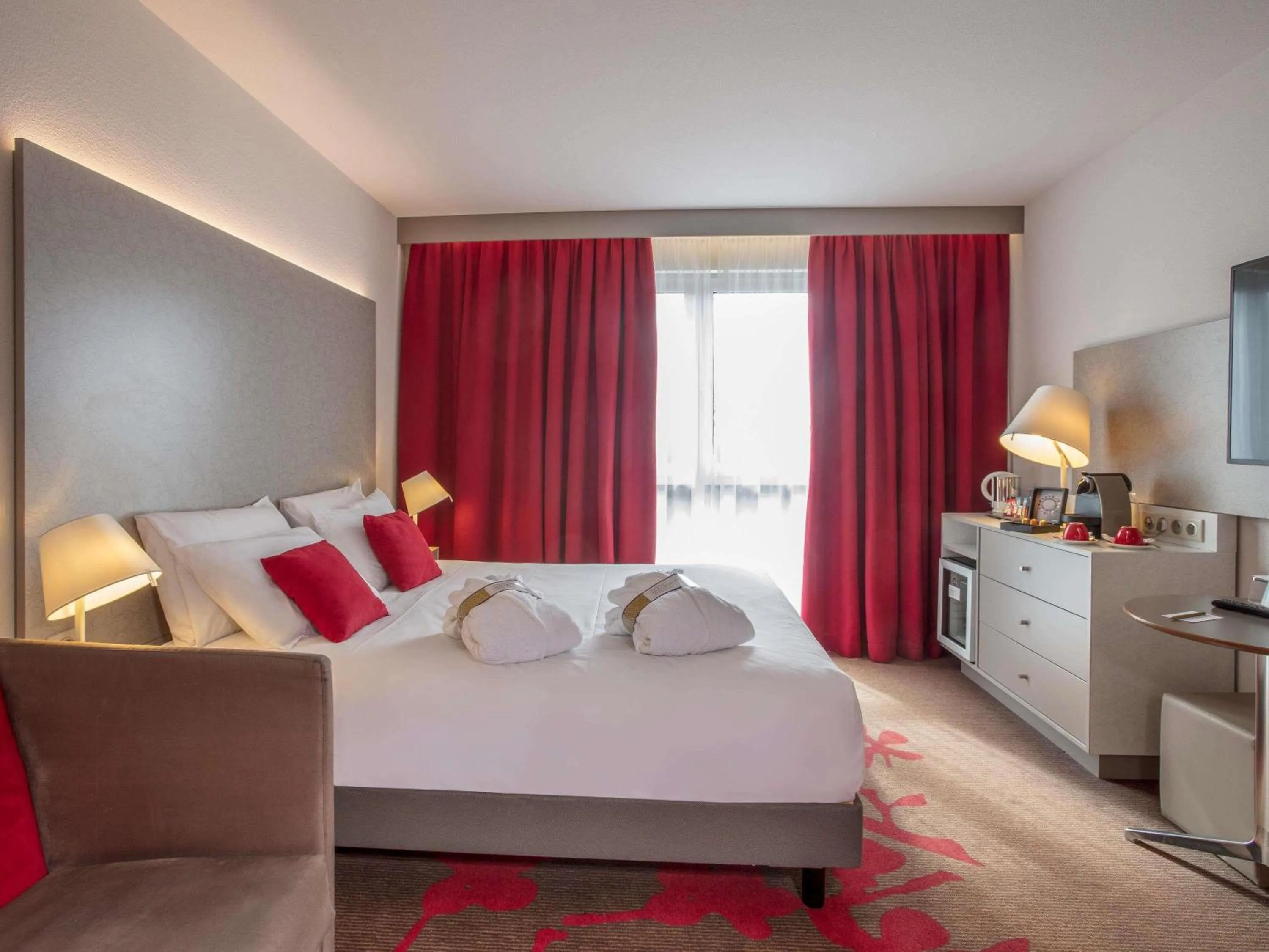 Bedroom, Bed in Mercure Tours Nord
