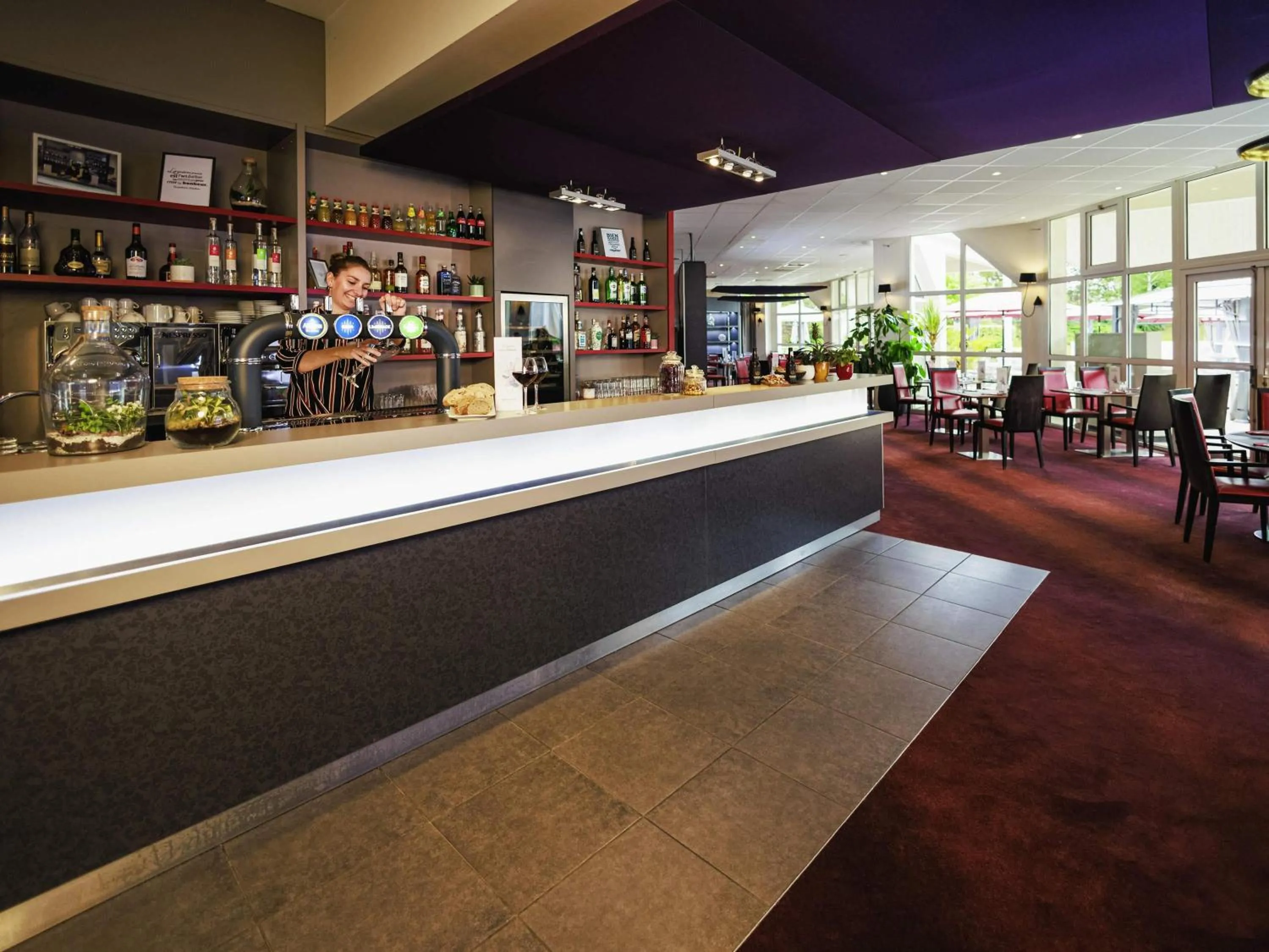 Lounge or bar in Mercure Tours Nord
