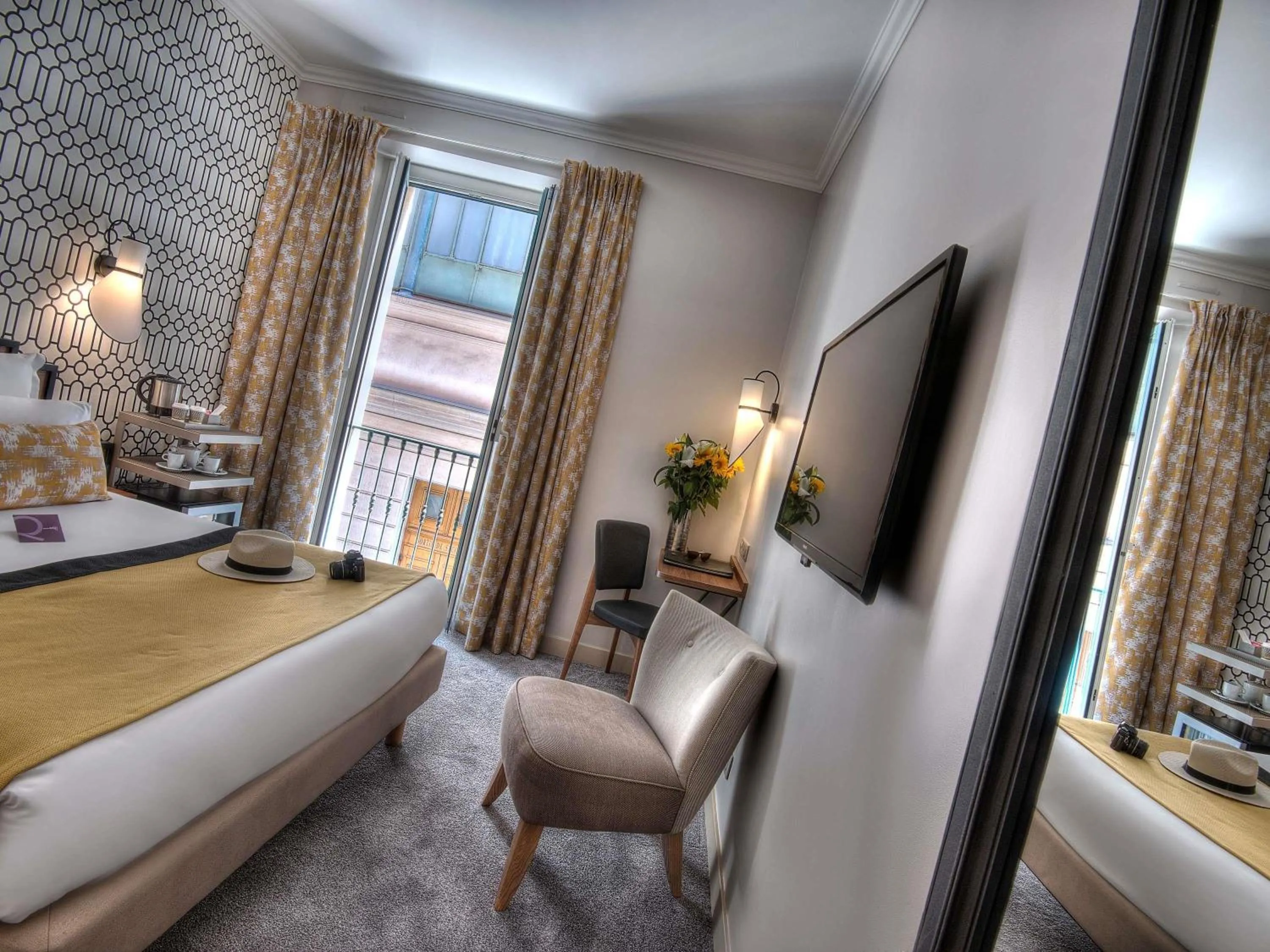 Bedroom in Mercure Nice Marché Aux Fleurs