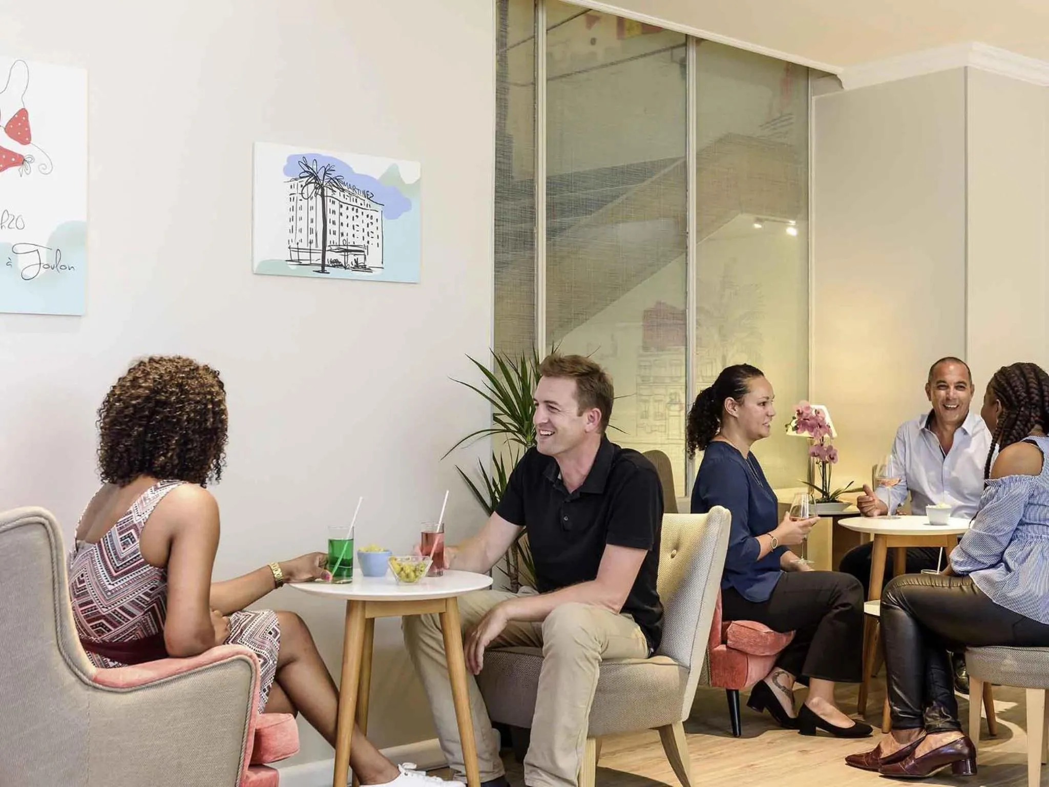 Lounge or bar in Mercure Nice Marché Aux Fleurs