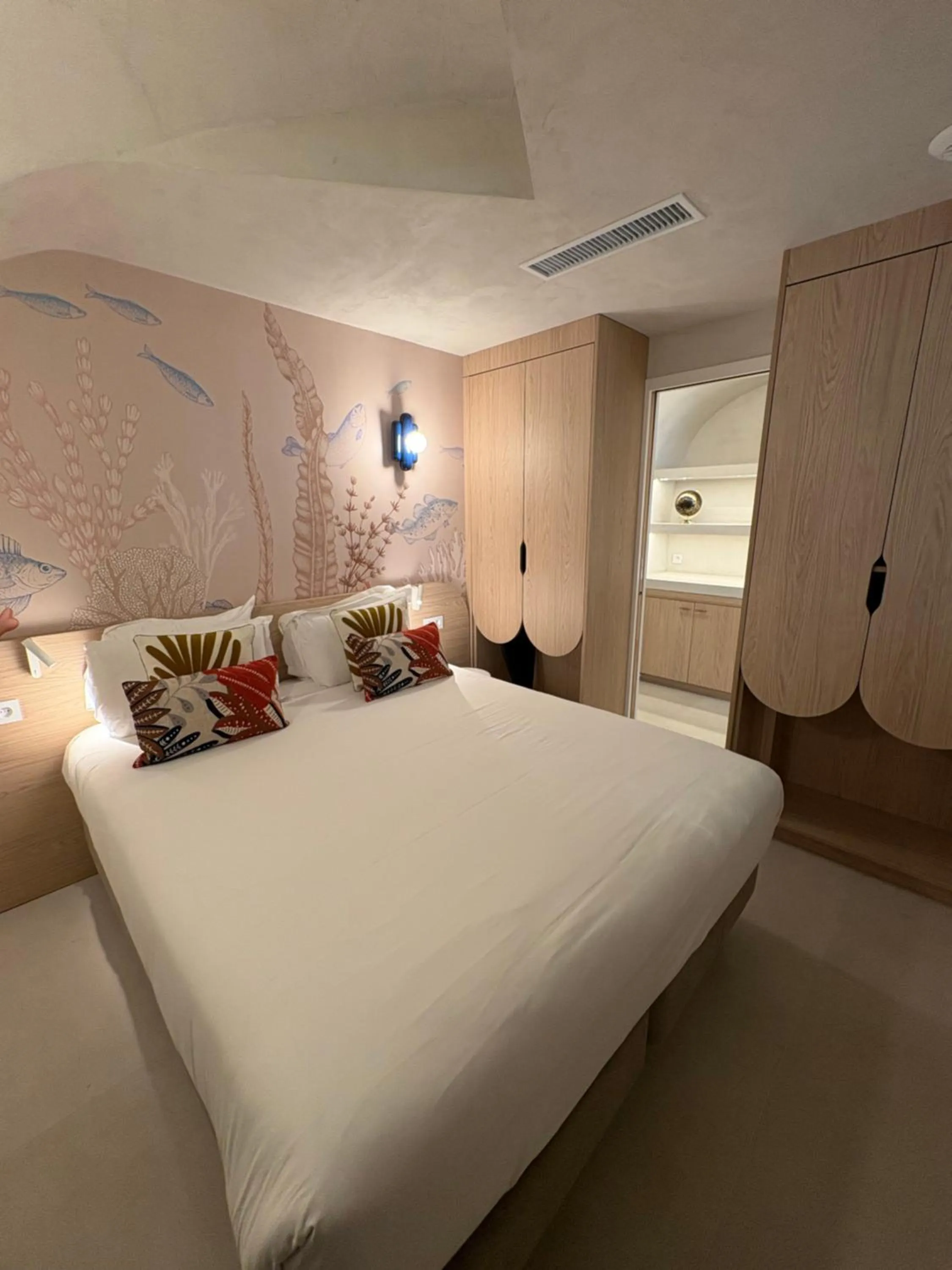 Bed in Mercure Nice Marché Aux Fleurs