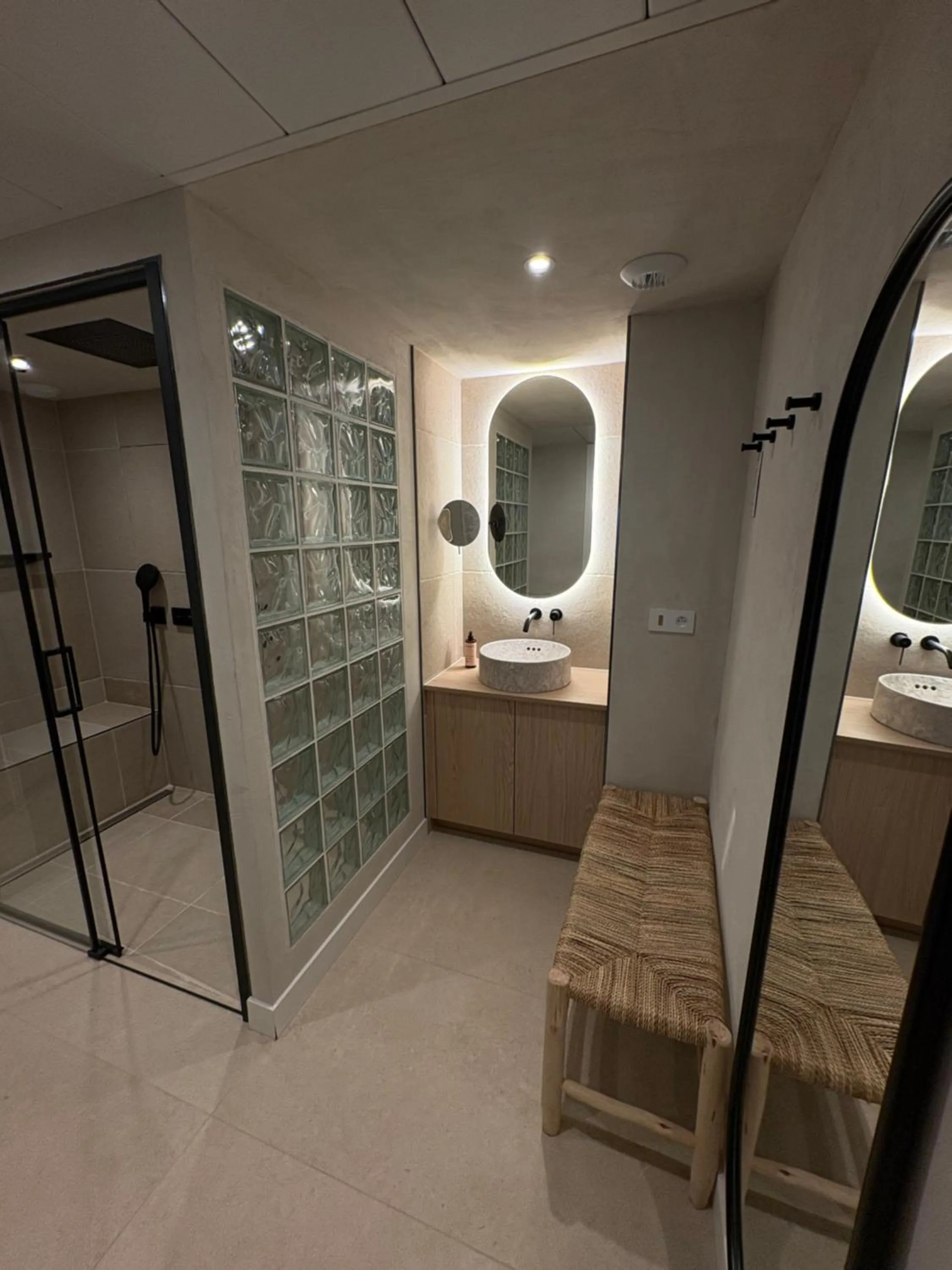 Shower in Mercure Nice Marché Aux Fleurs