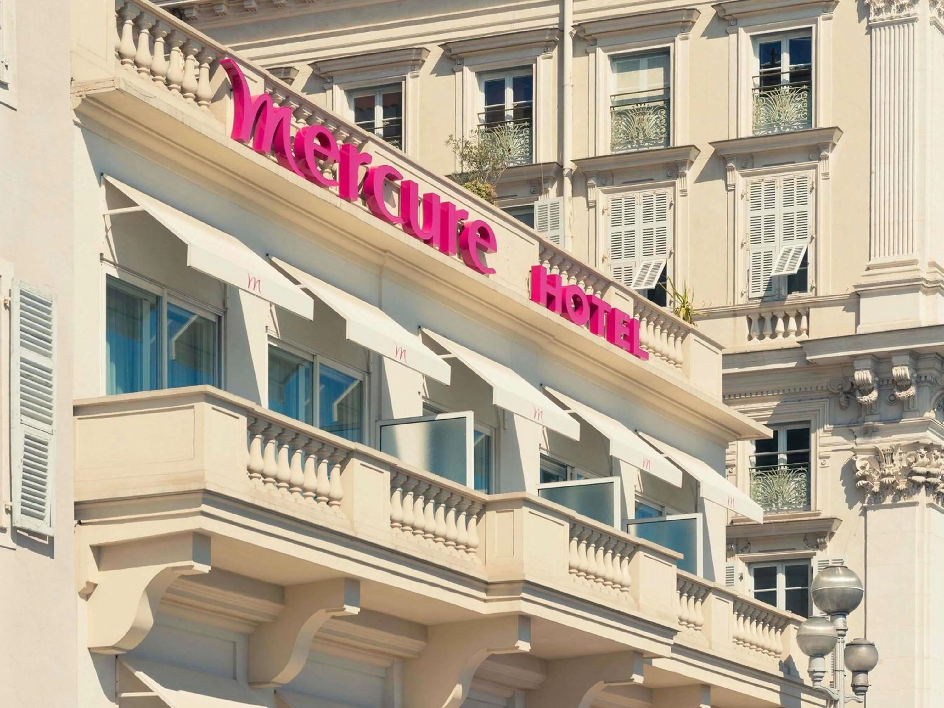 Property building in Mercure Nice Marché Aux Fleurs
