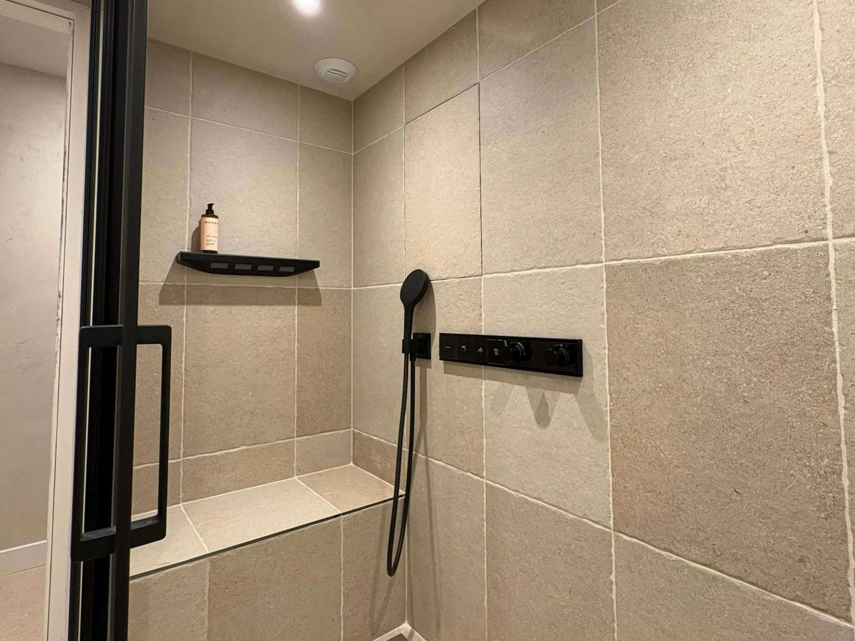 Bedroom in Mercure Nice Marché Aux Fleurs