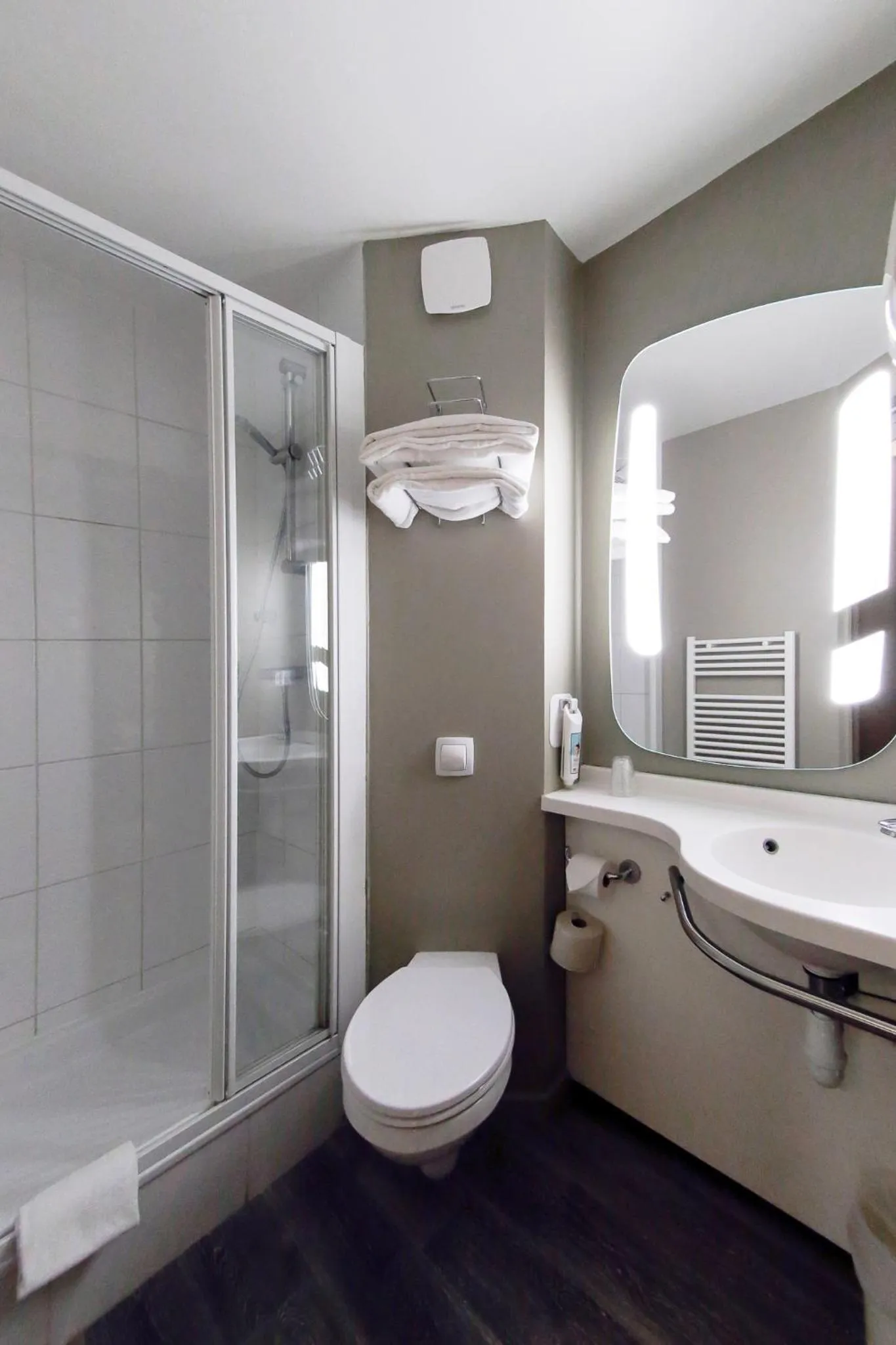 Bathroom in ibis Dole Sud Choisey