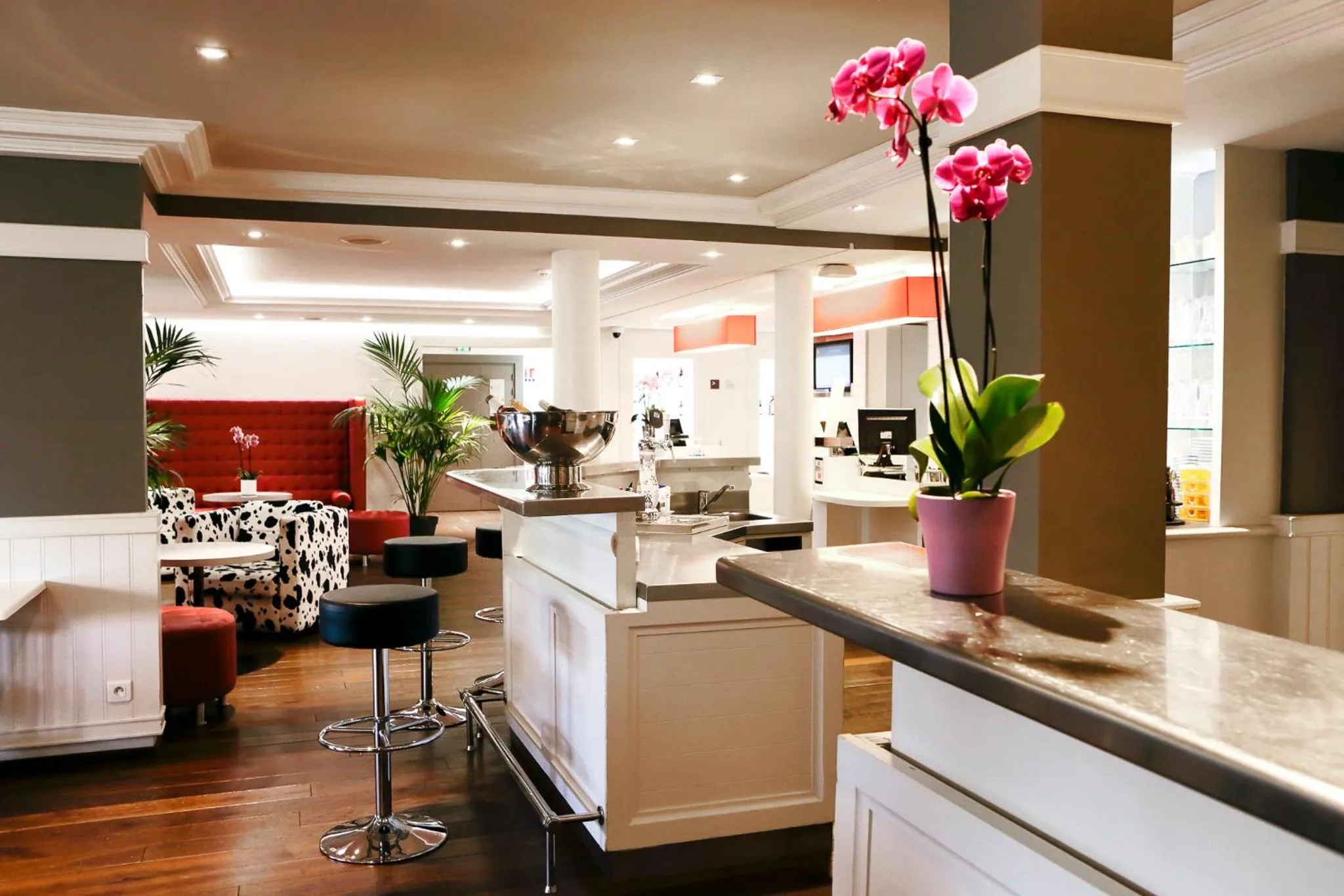 Lounge or bar in ibis Dole Sud Choisey