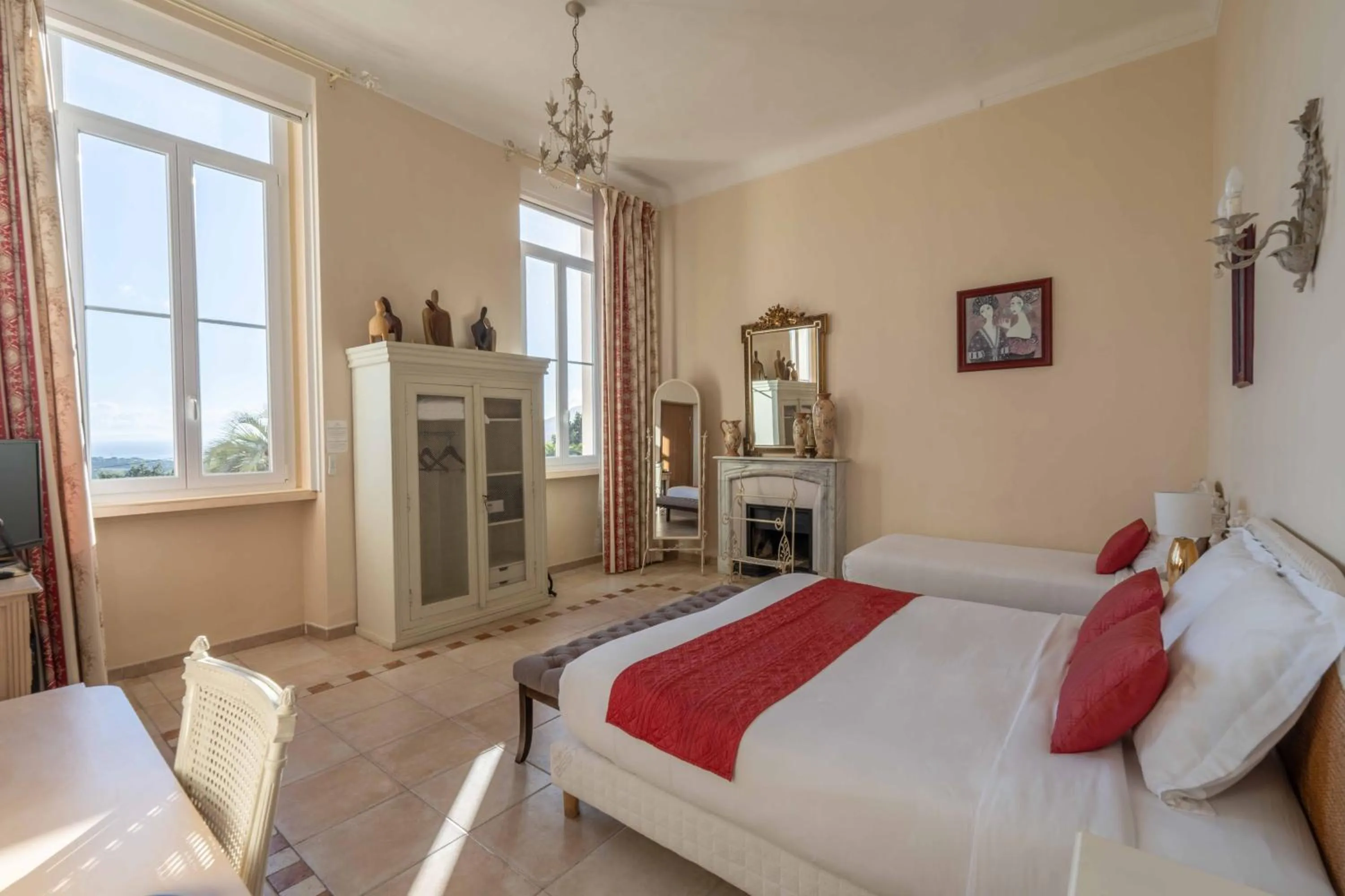 Photo of the whole room in Hôtel l'Orangeraie