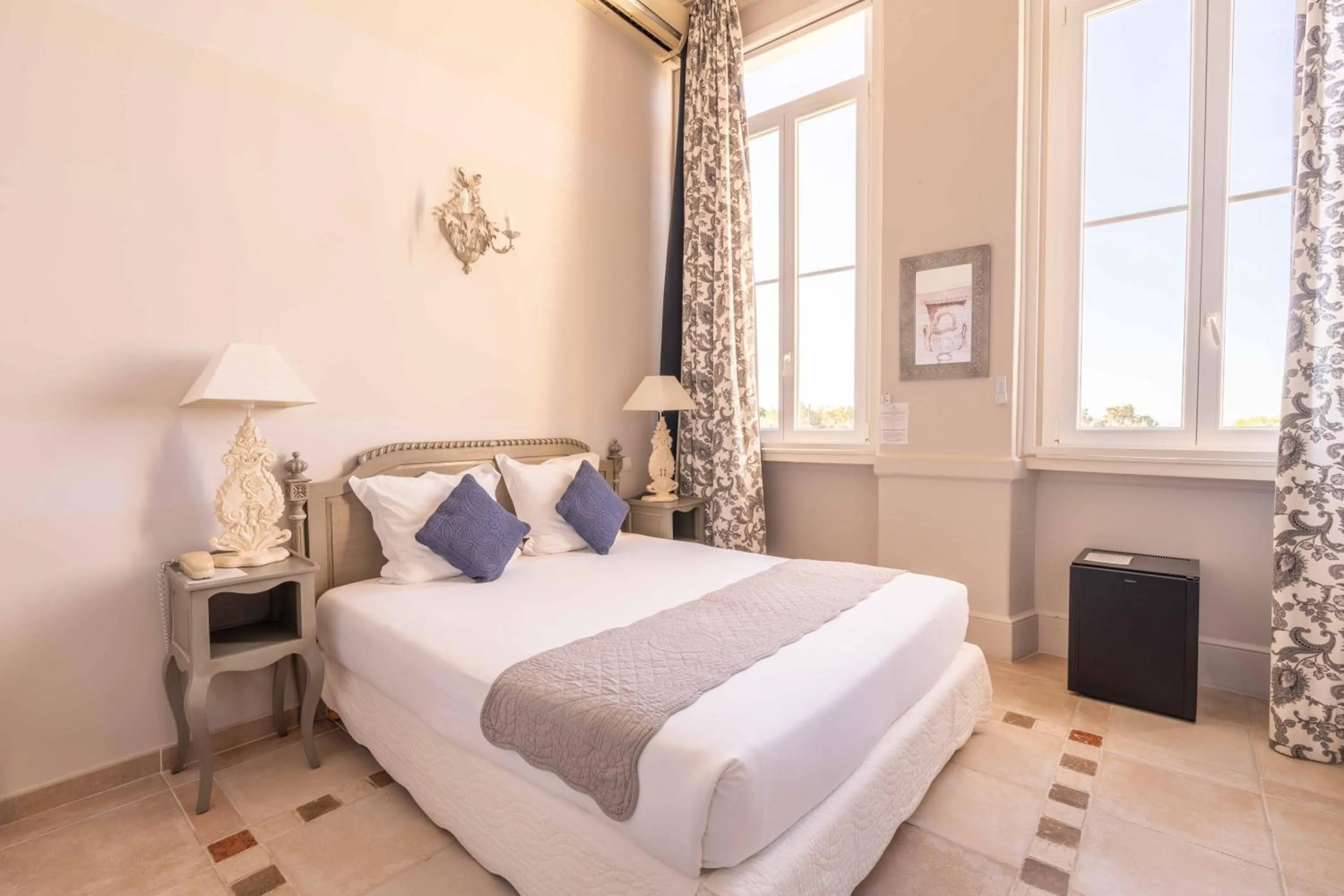 Photo of the whole room in Hôtel l'Orangeraie