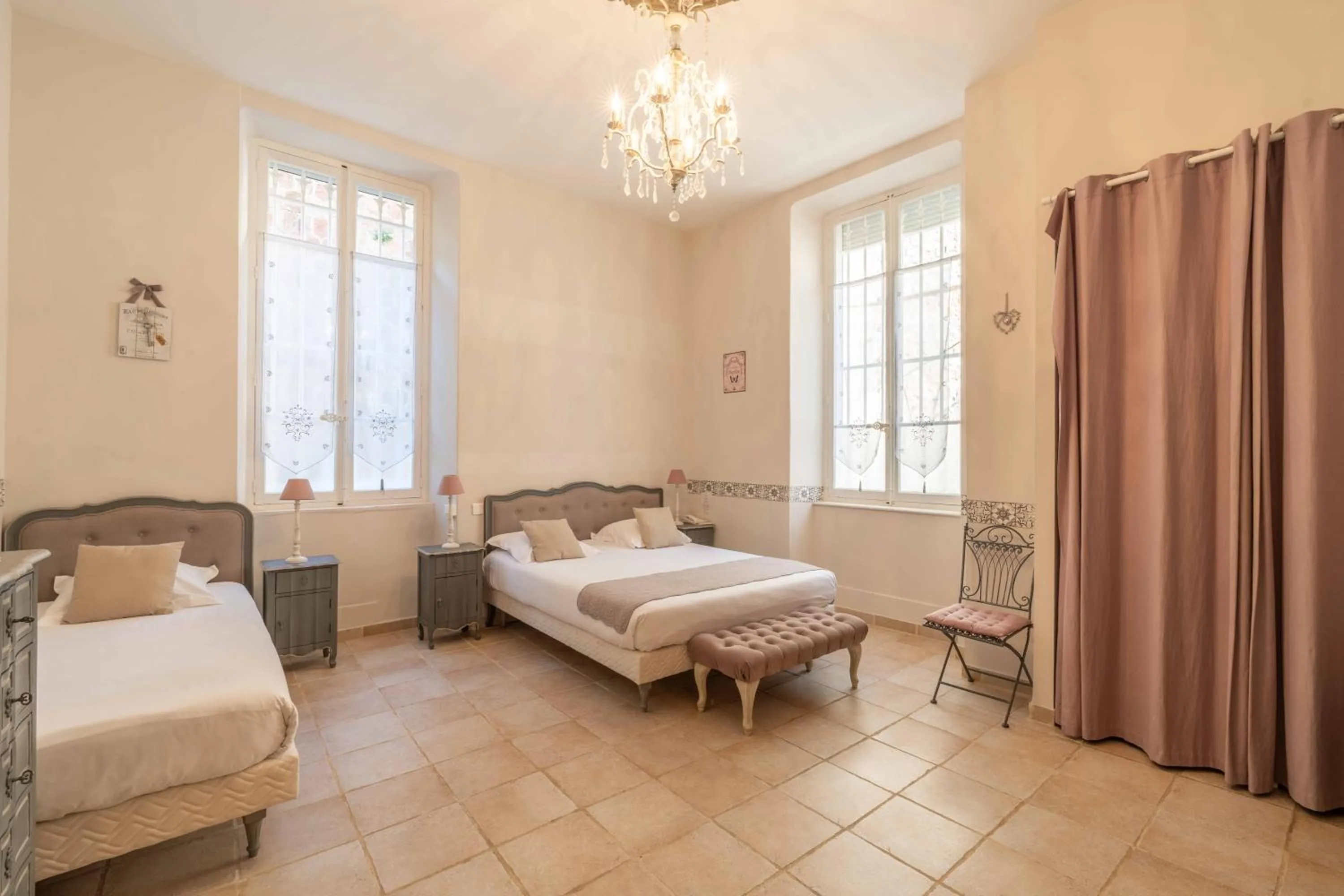 Photo of the whole room in Hôtel l'Orangeraie