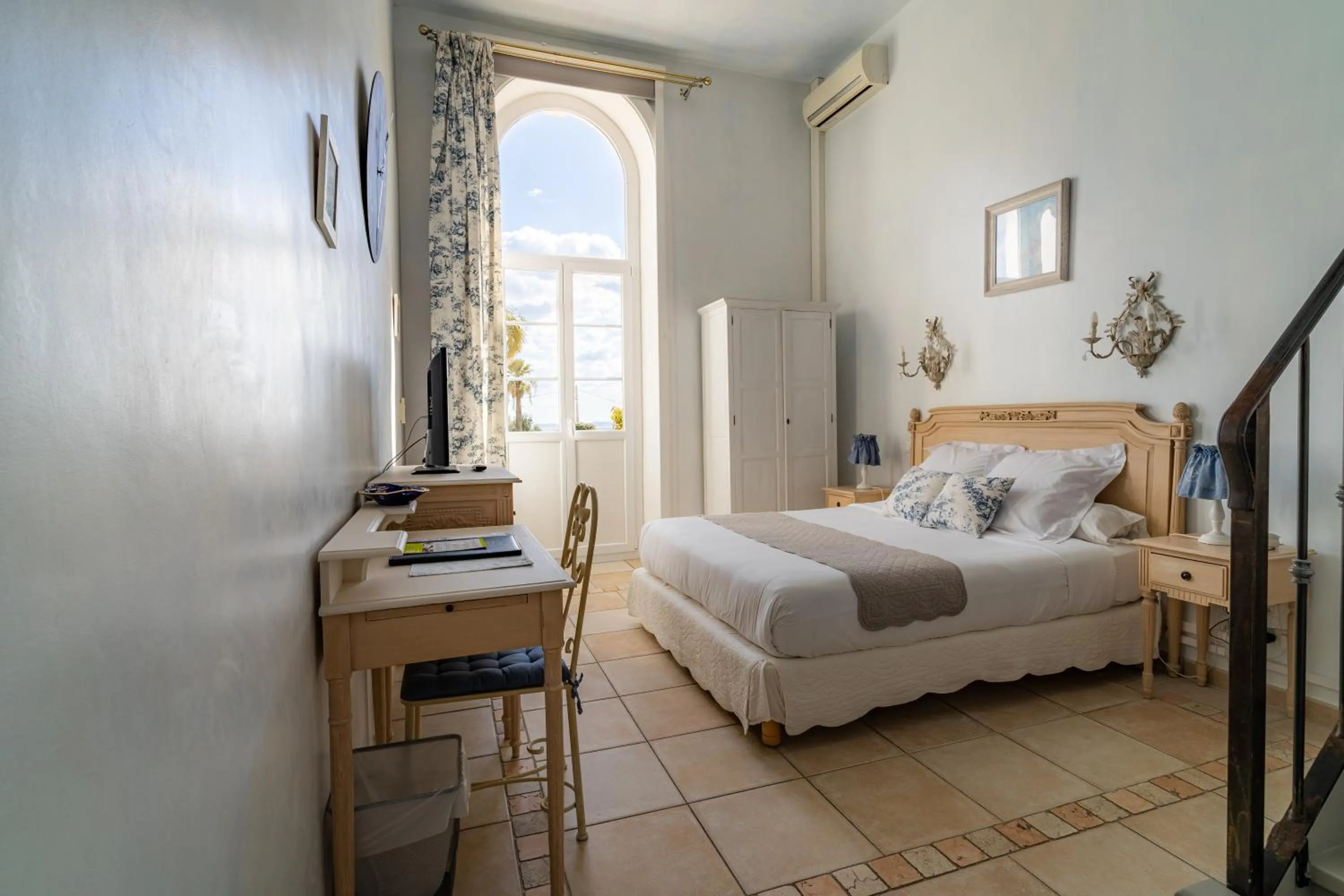 Patio in Hôtel l'Orangeraie