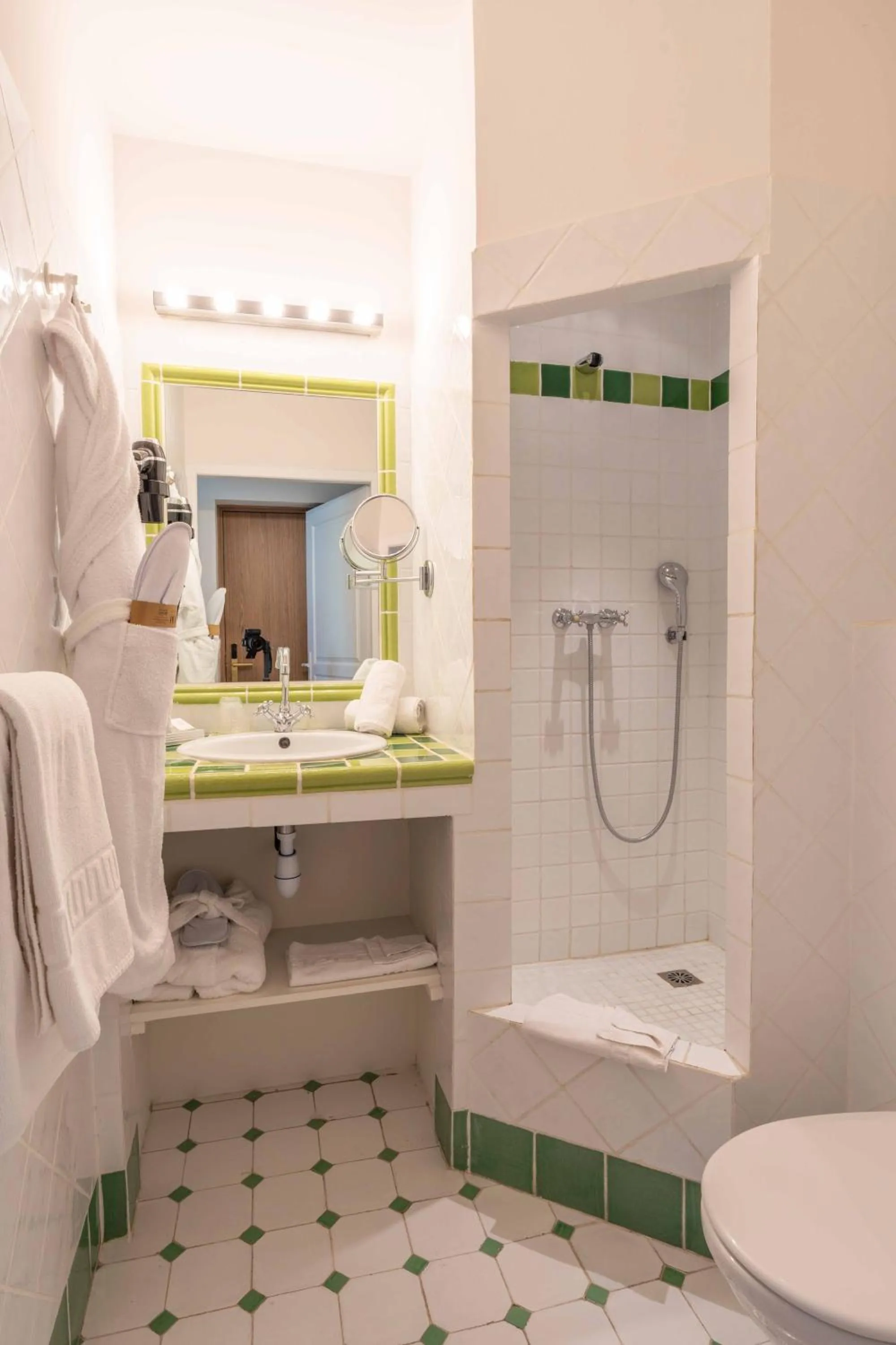 Bathroom in Hôtel l'Orangeraie