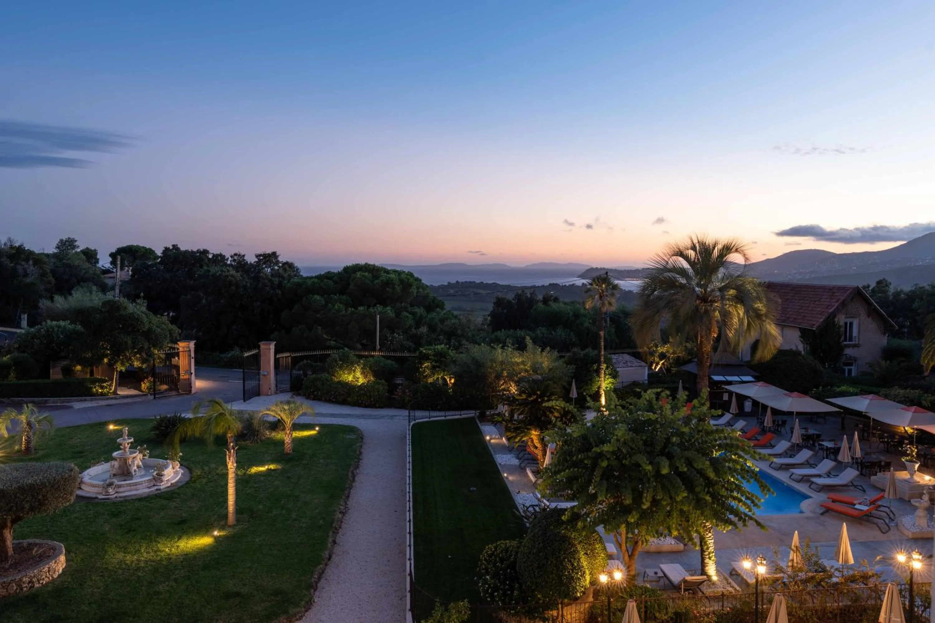 Garden view in Hôtel l'Orangeraie