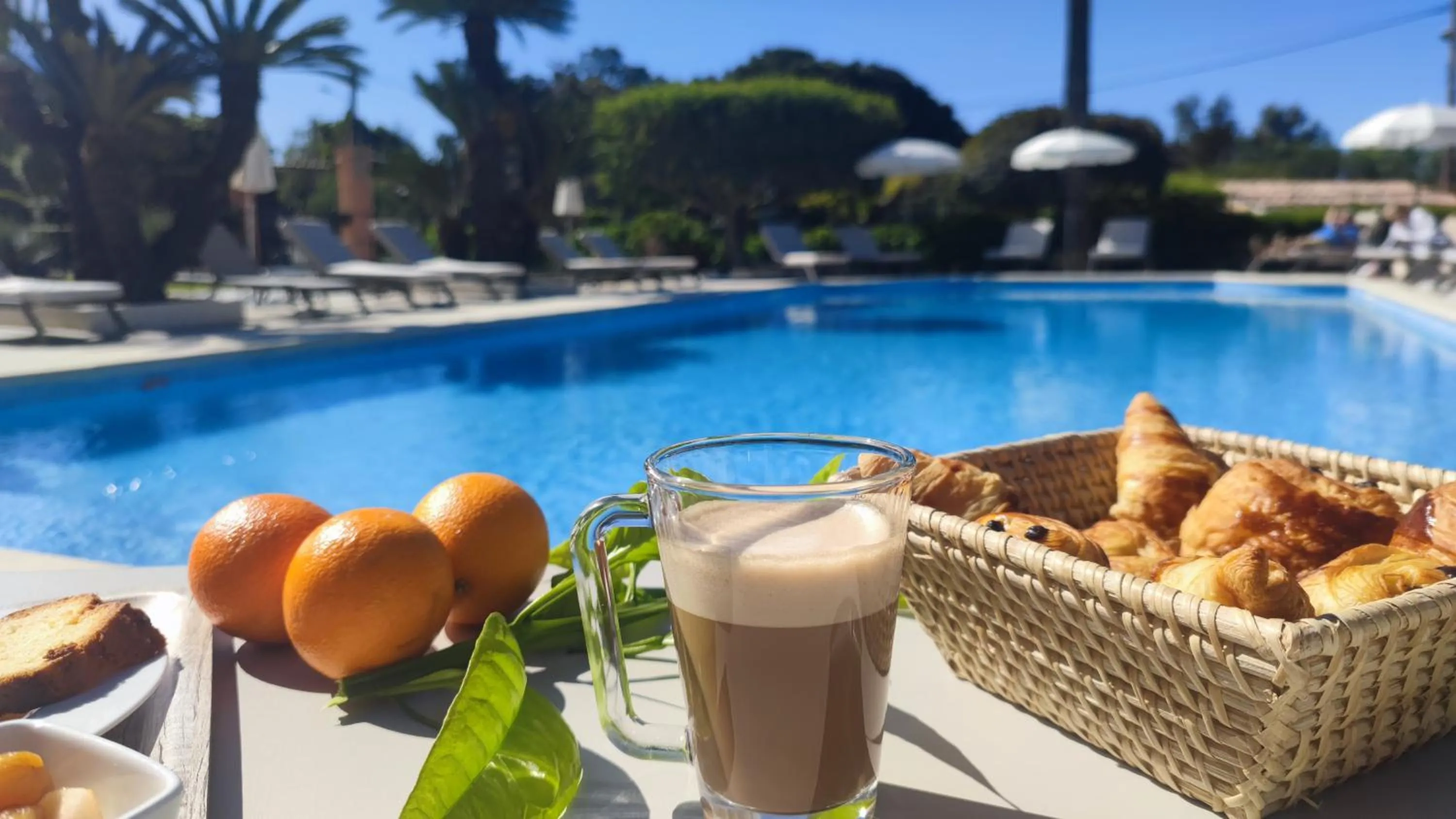 Breakfast in Hôtel l'Orangeraie