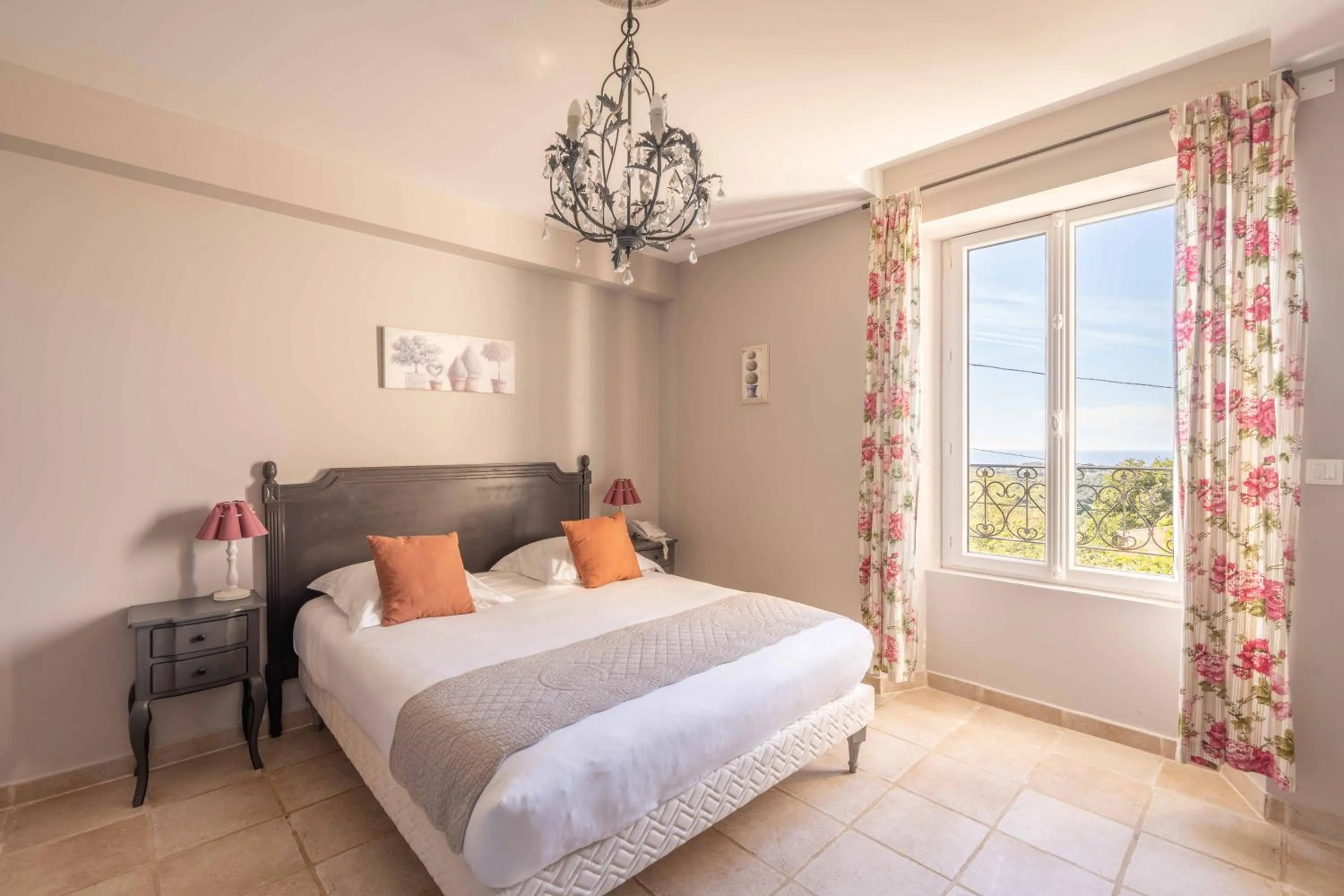 Photo of the whole room in Hôtel l'Orangeraie