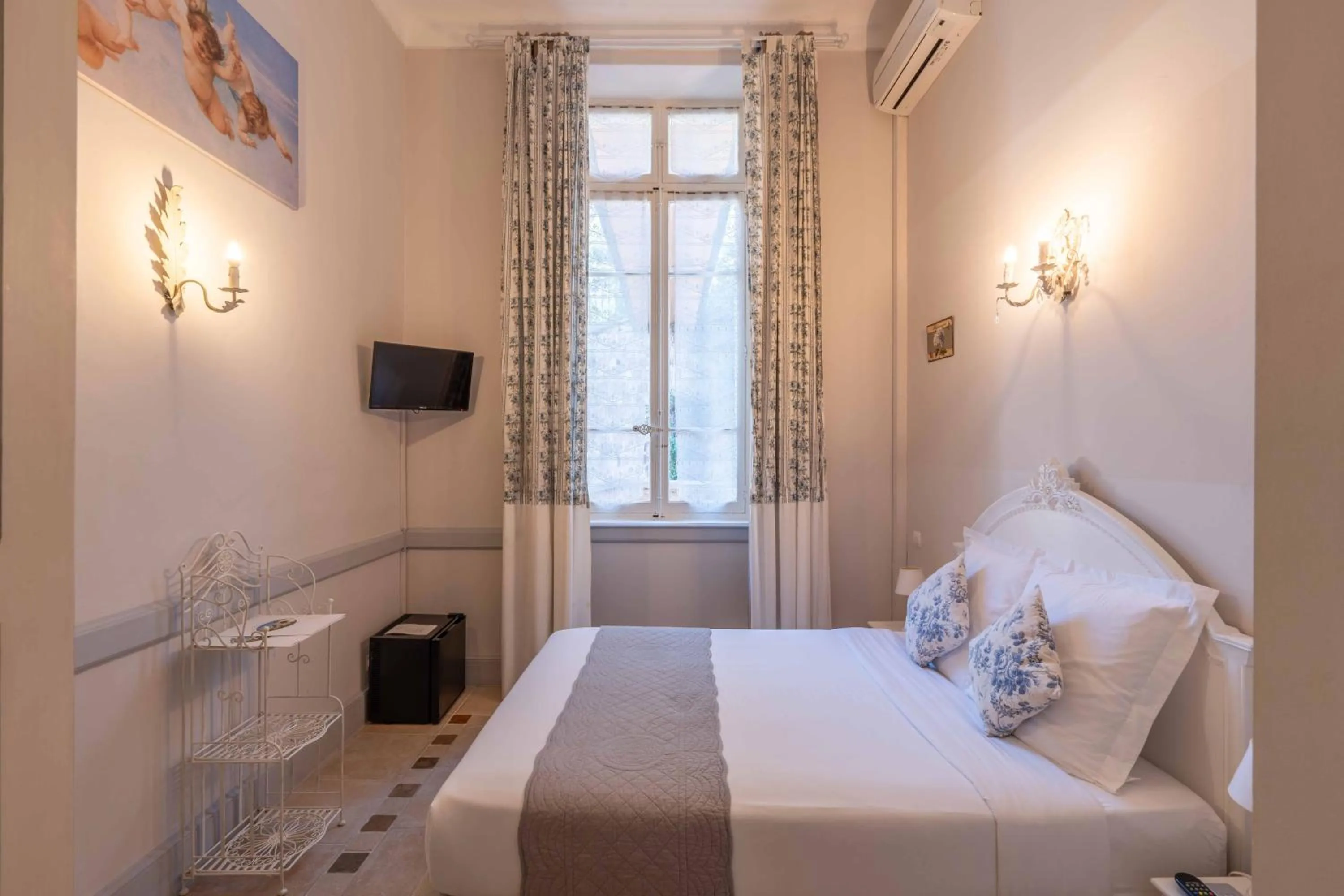 Photo of the whole room in Hôtel l'Orangeraie