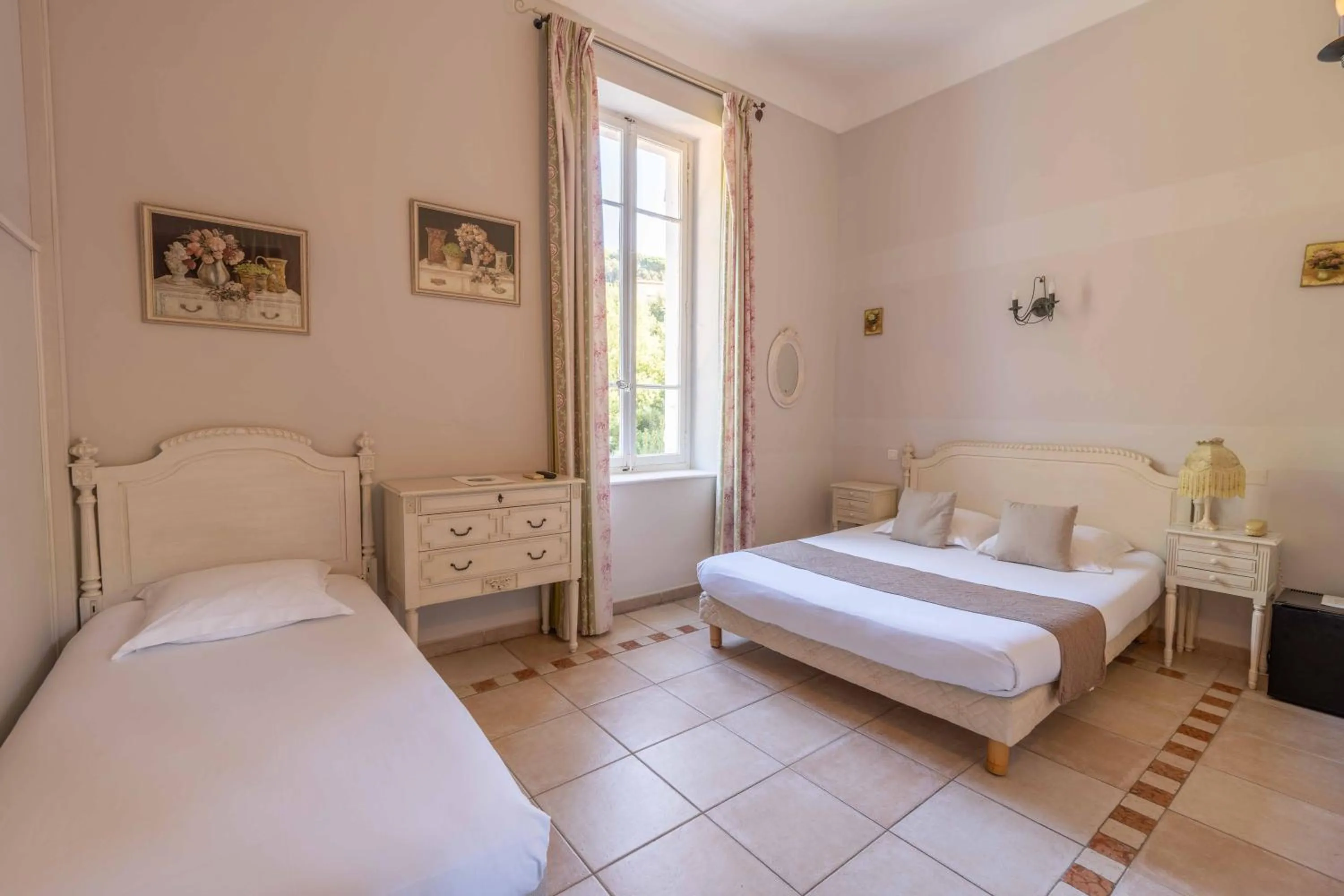 Photo of the whole room in Hôtel l'Orangeraie