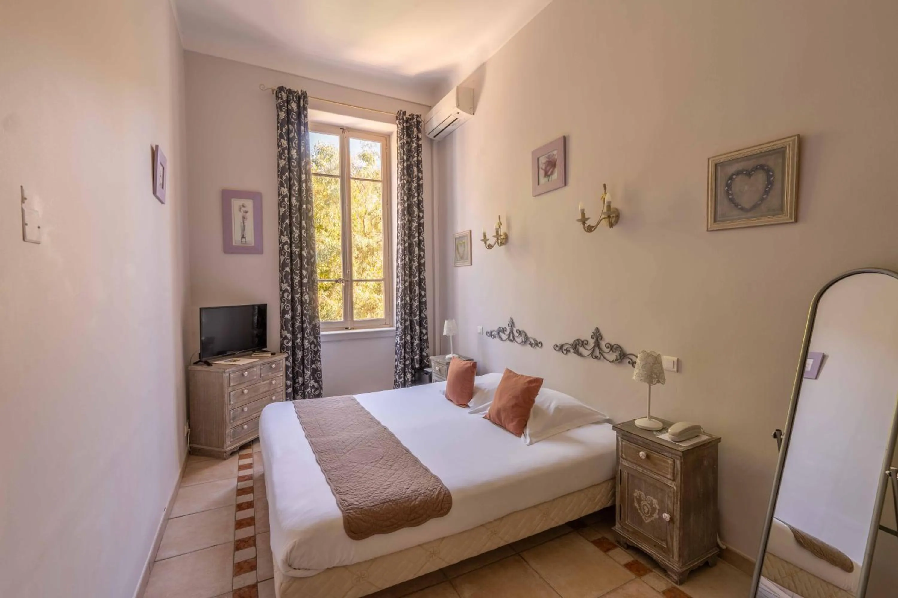 Photo of the whole room in Hôtel l'Orangeraie