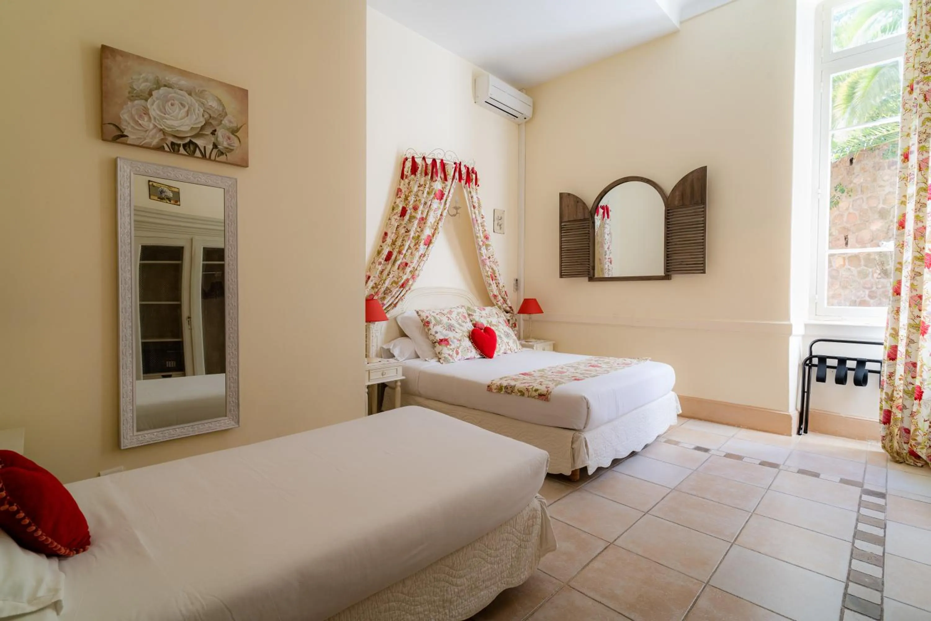 Photo of the whole room in Hôtel l'Orangeraie