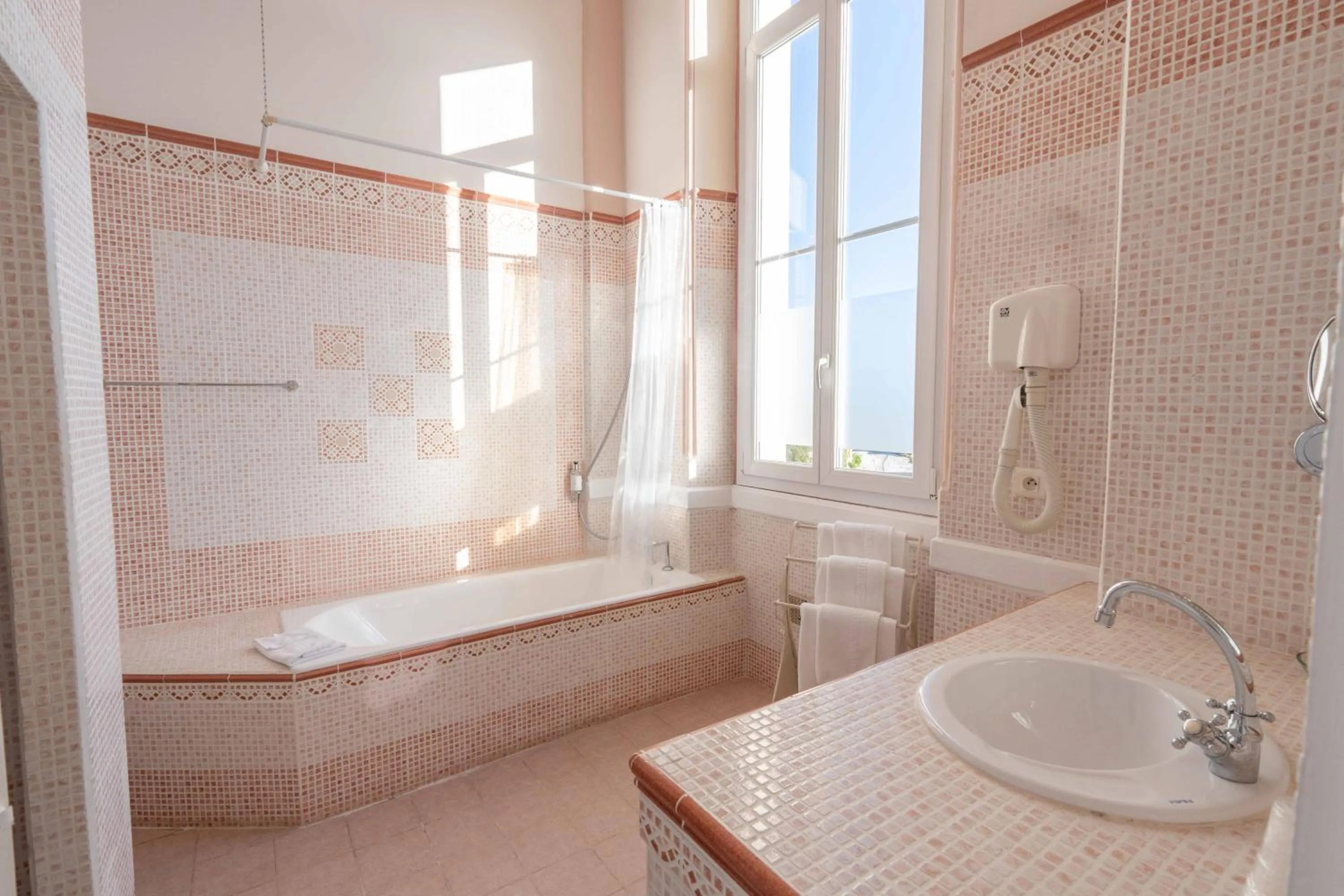 Bathroom in Hôtel l'Orangeraie