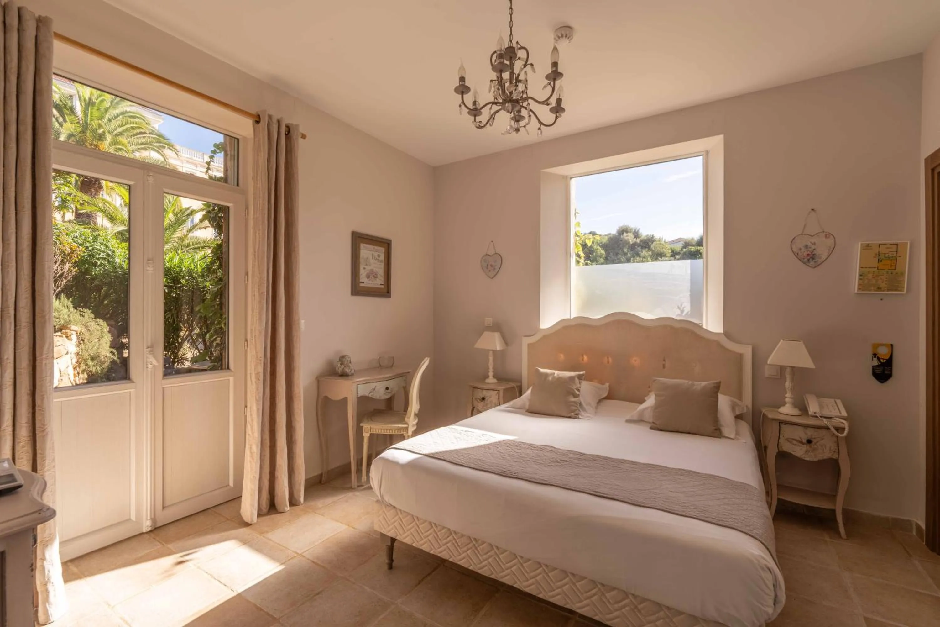 Photo of the whole room in Hôtel l'Orangeraie