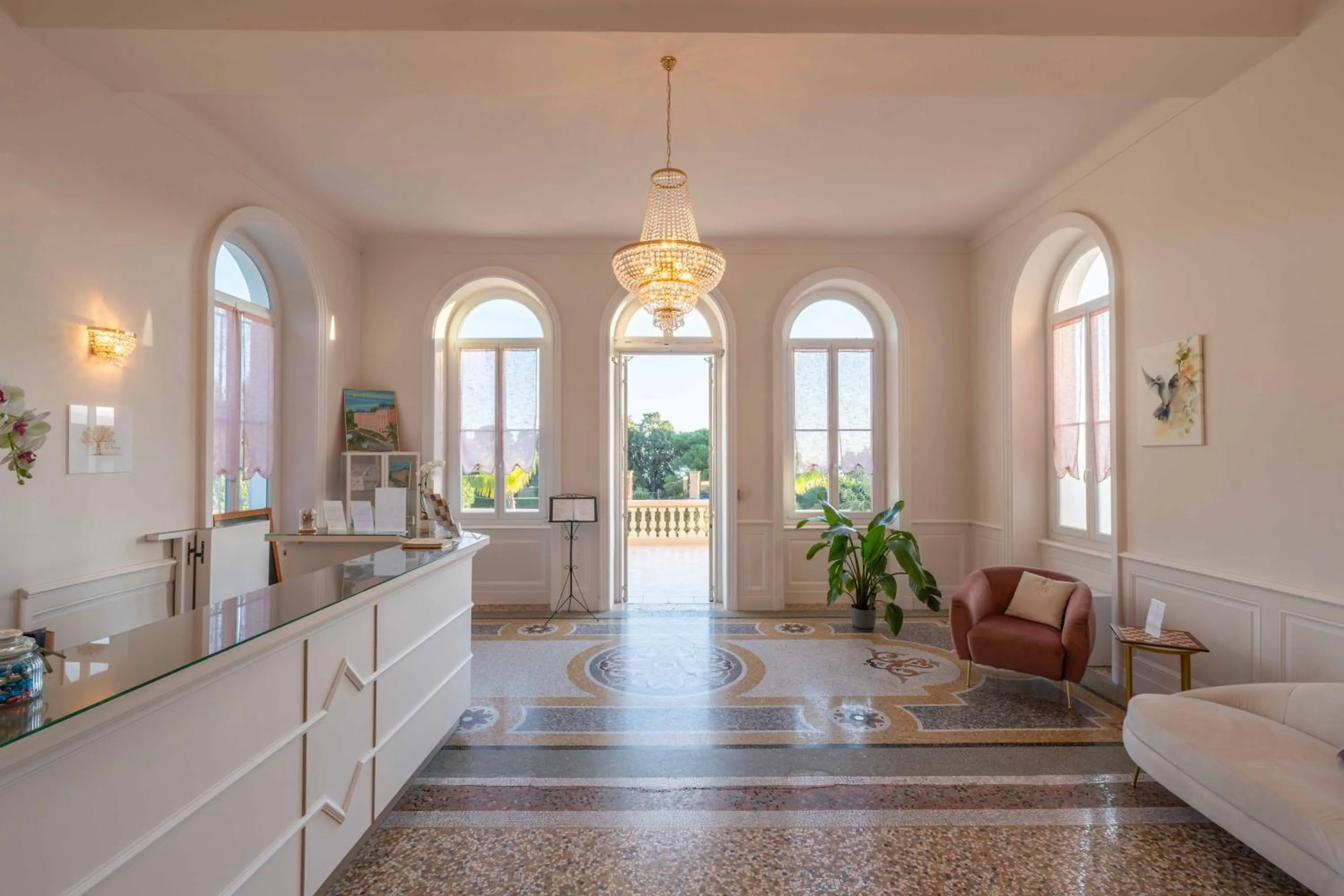 Lobby or reception in Hôtel l'Orangeraie