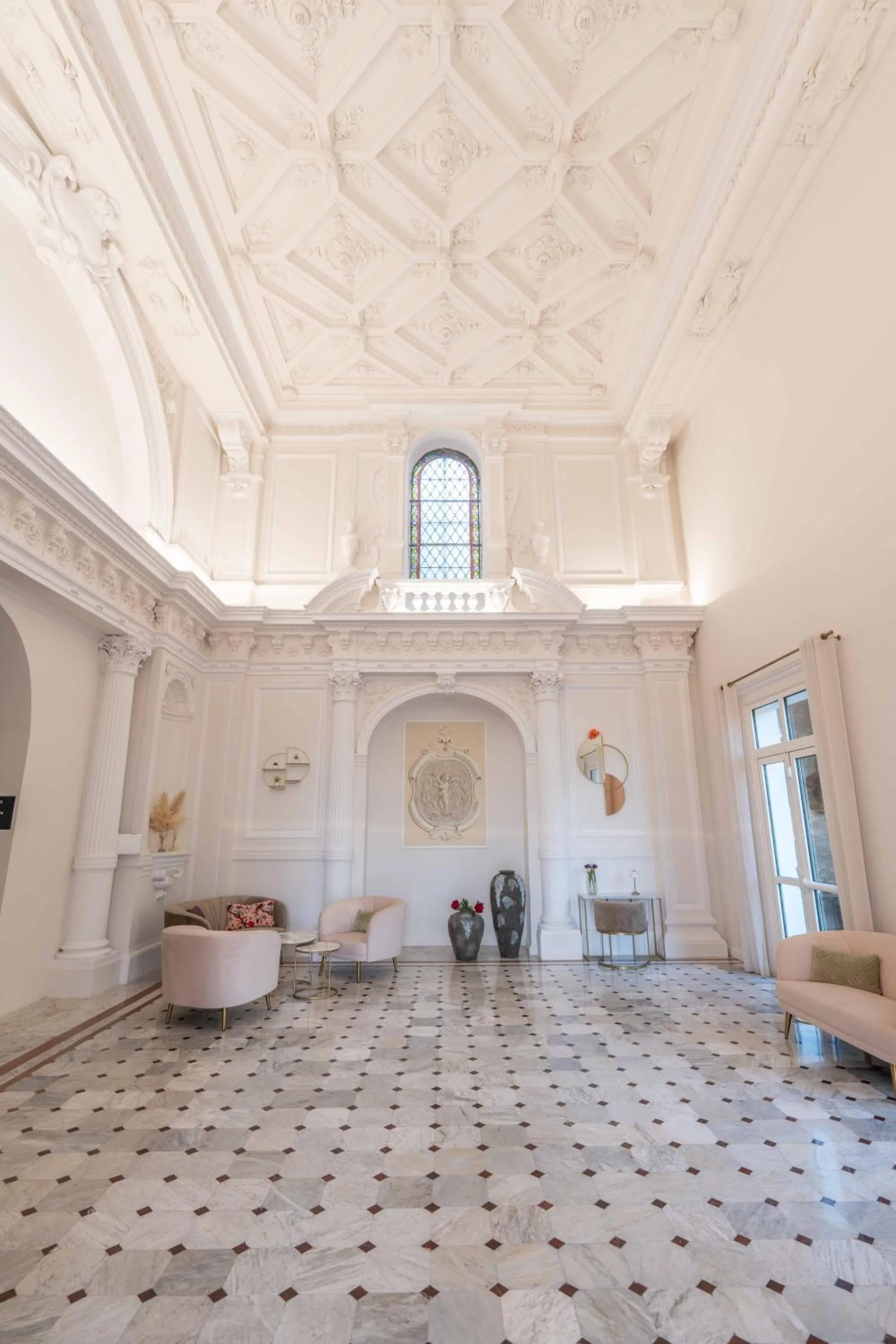 Lobby or reception in Hôtel l'Orangeraie