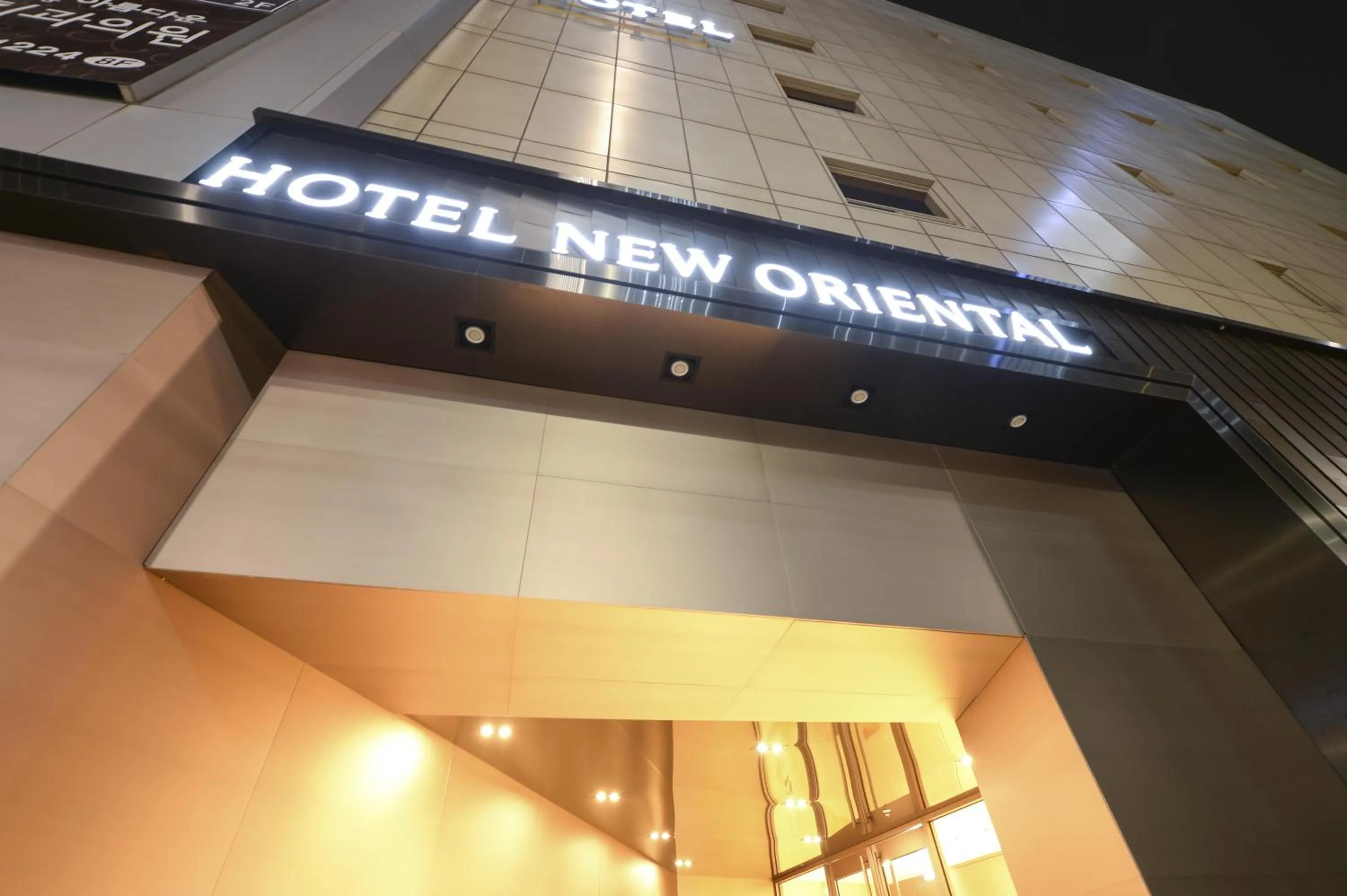 Facade/entrance in Hotel New Oriental Myeongdong