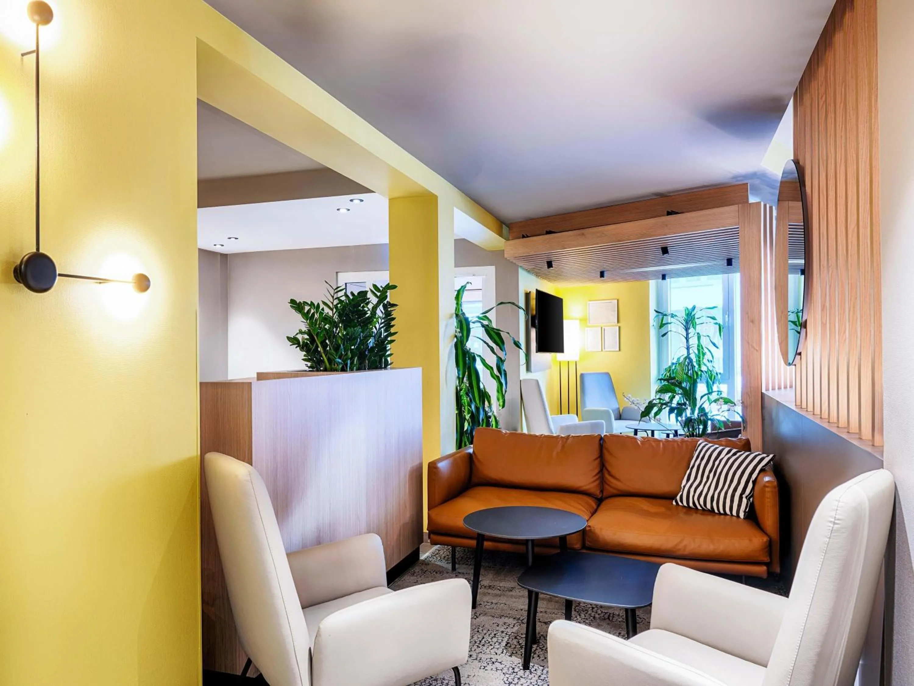 Lobby or reception in B&B Hotel Bonn-West