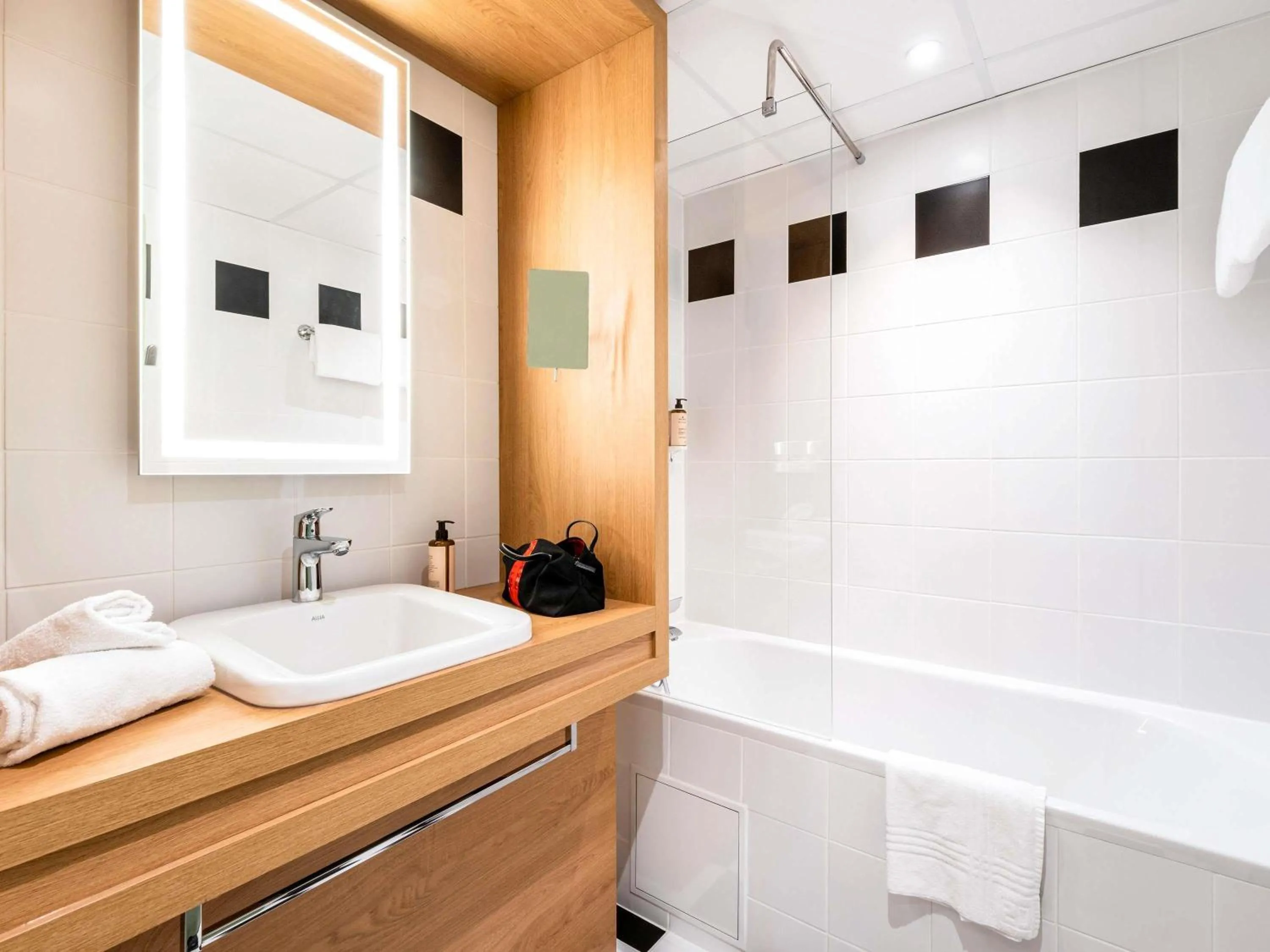 Bedroom, Bed in Mercure Tours Sud