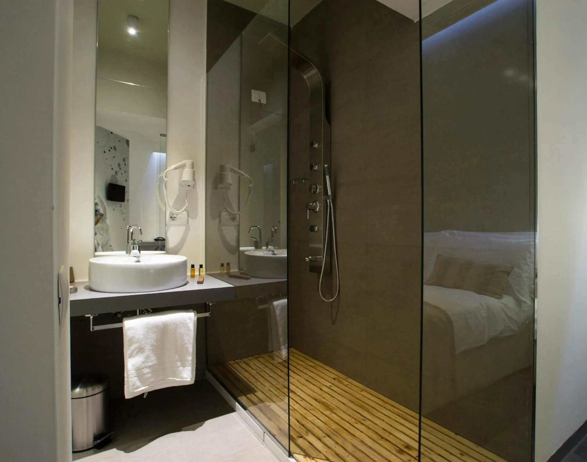 Shower, Bed in Hotel Santa Brigida