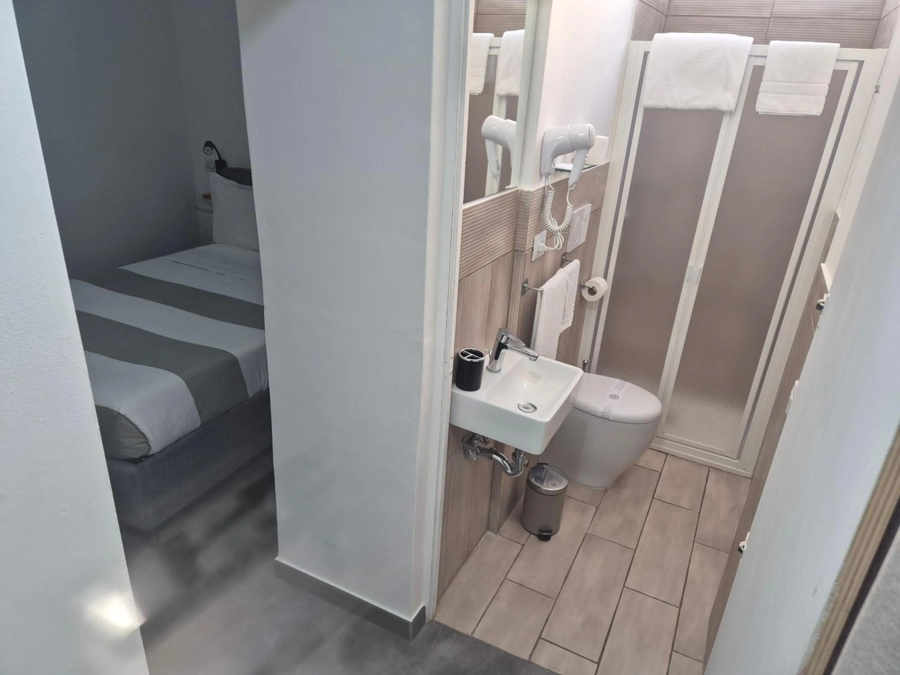 Shower in Hotel Santa Brigida