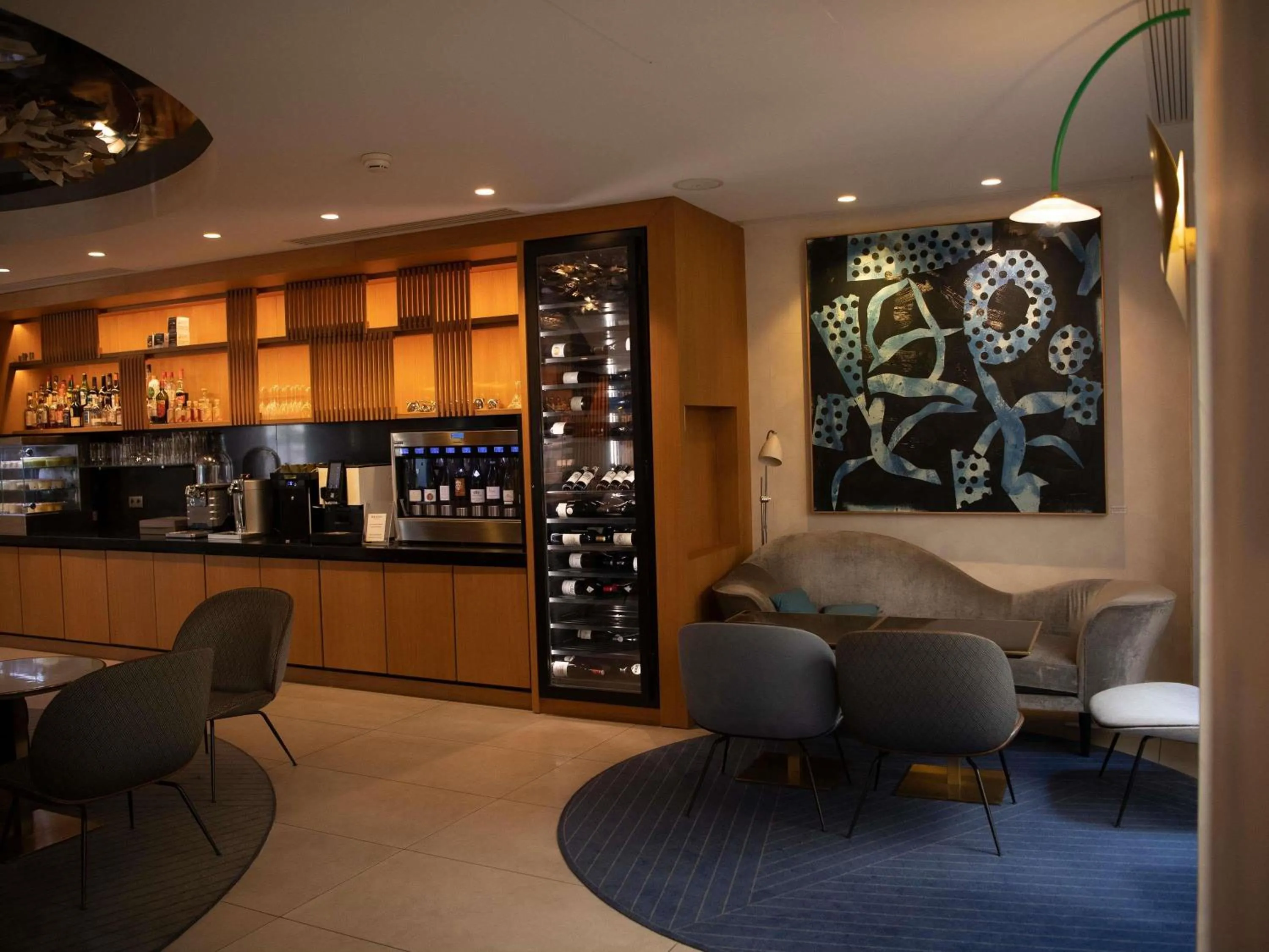 Lounge or bar in Mercure Paris Opera Garnier Hôtel & Spa