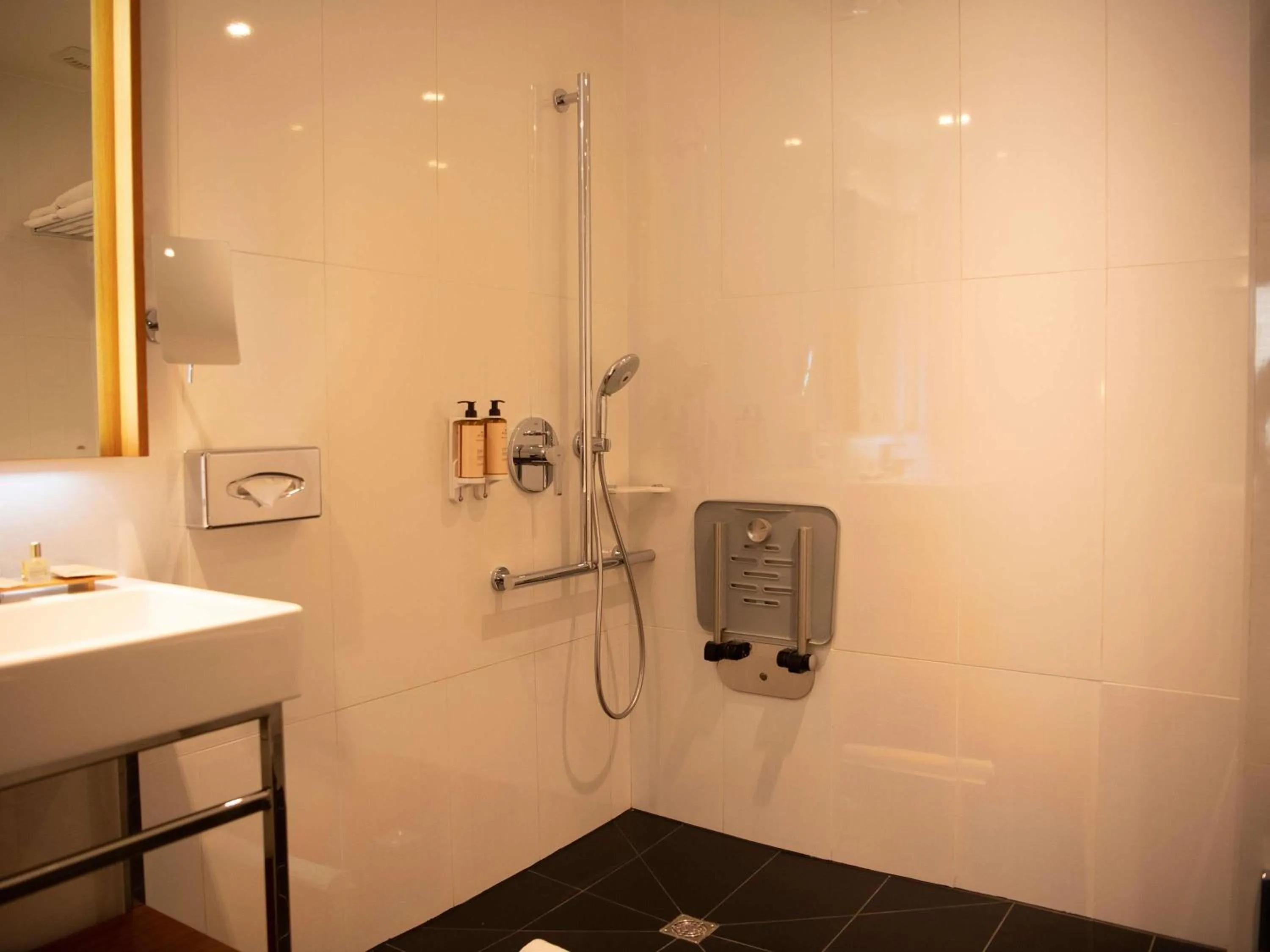 Bedroom in Mercure Paris Opera Garnier Hôtel & Spa