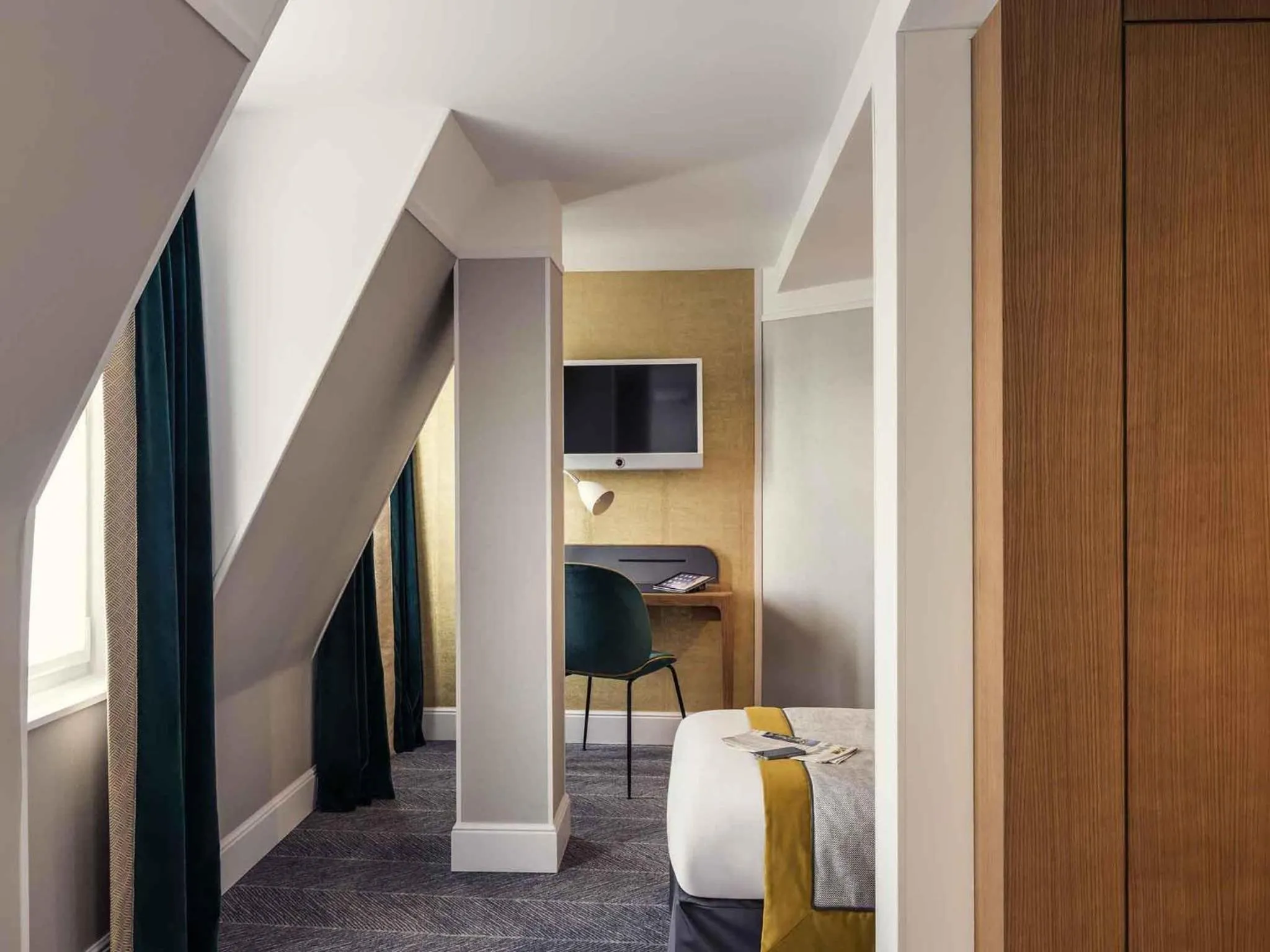 Bedroom in Mercure Paris Opera Garnier Hôtel & Spa