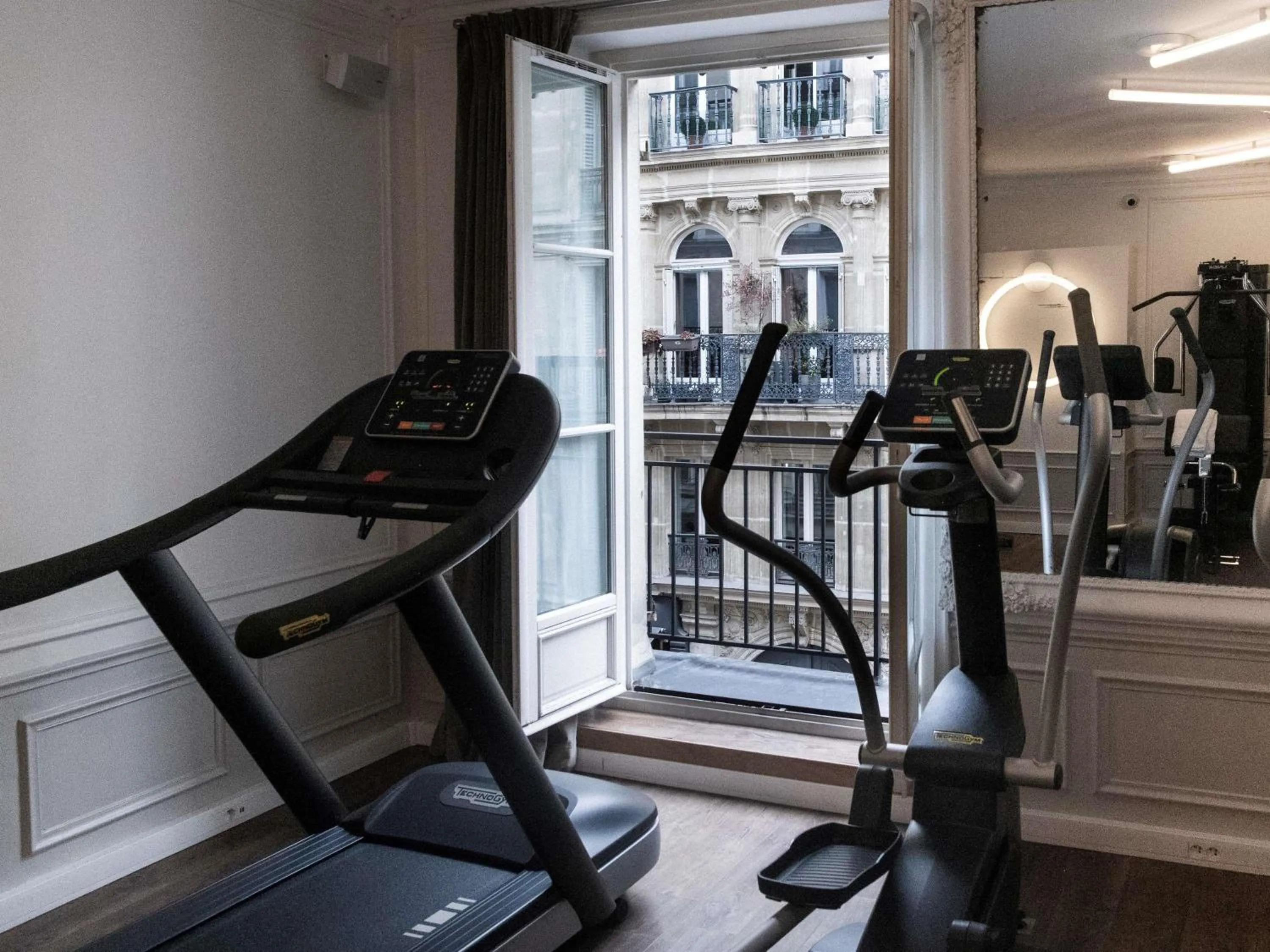 Fitness centre/facilities in Mercure Paris Opera Garnier Hôtel & Spa