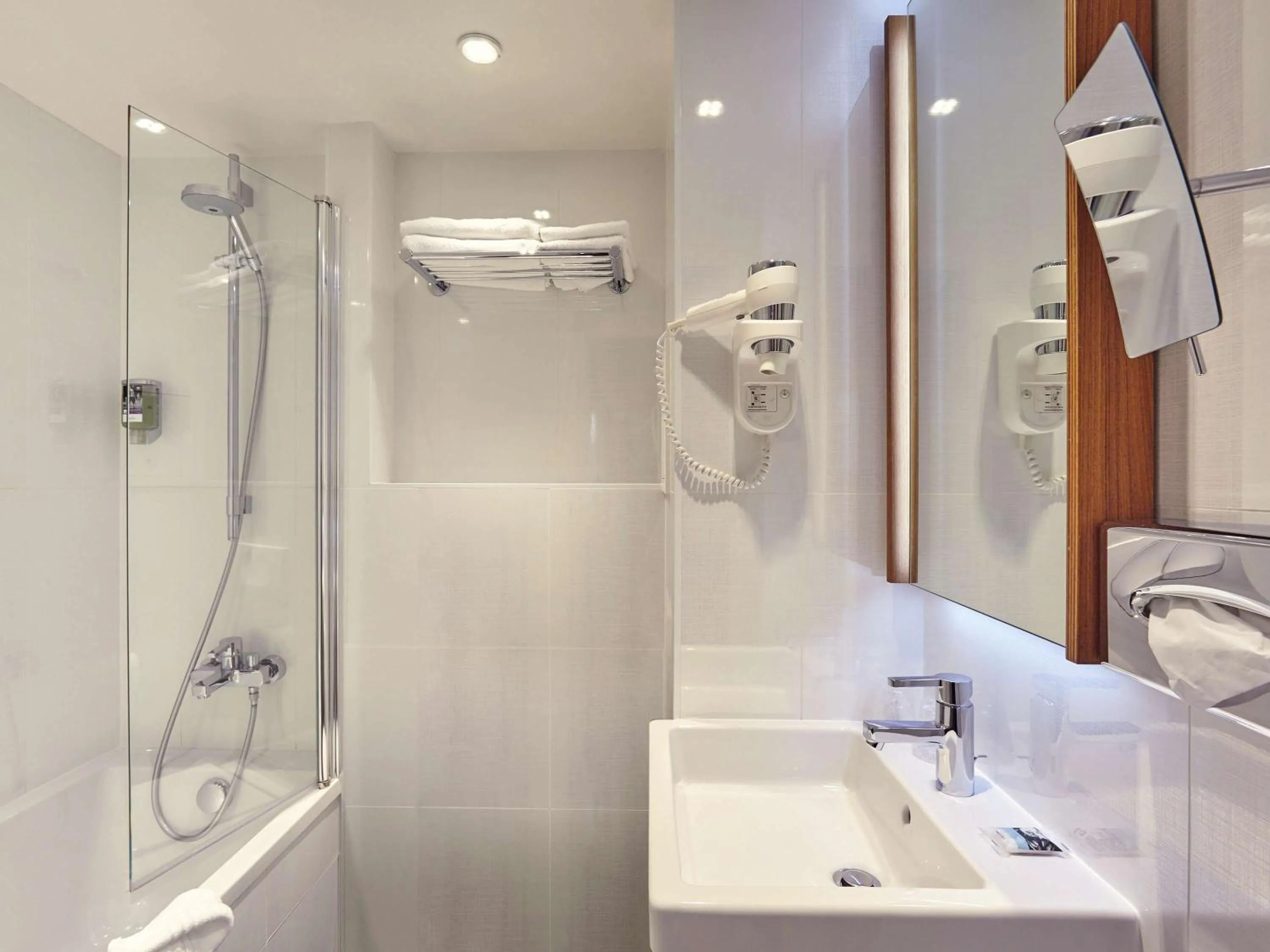 Photo of the whole room in Mercure Paris Opera Garnier Hôtel & Spa