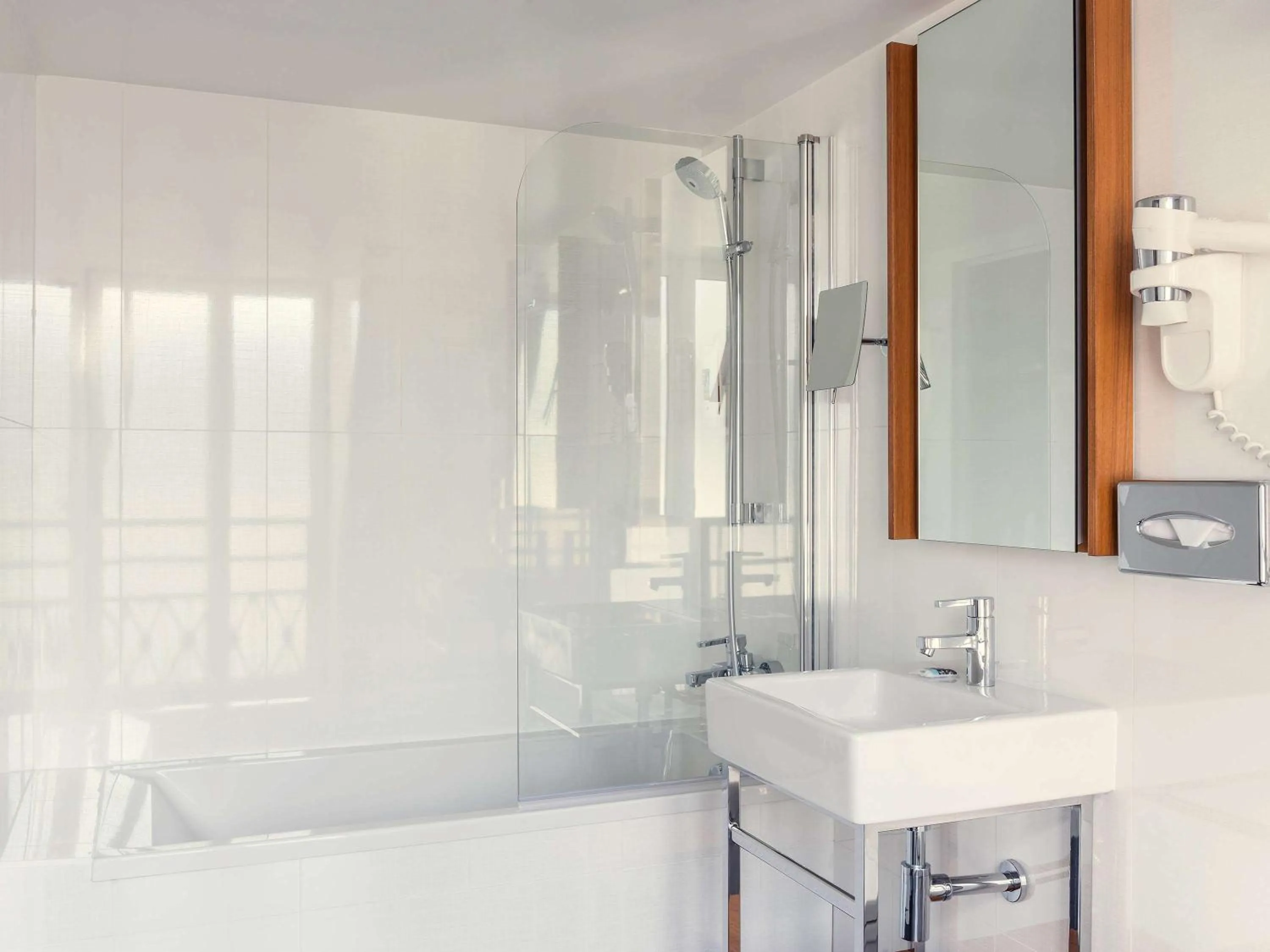 Photo of the whole room in Mercure Paris Opera Garnier Hôtel & Spa